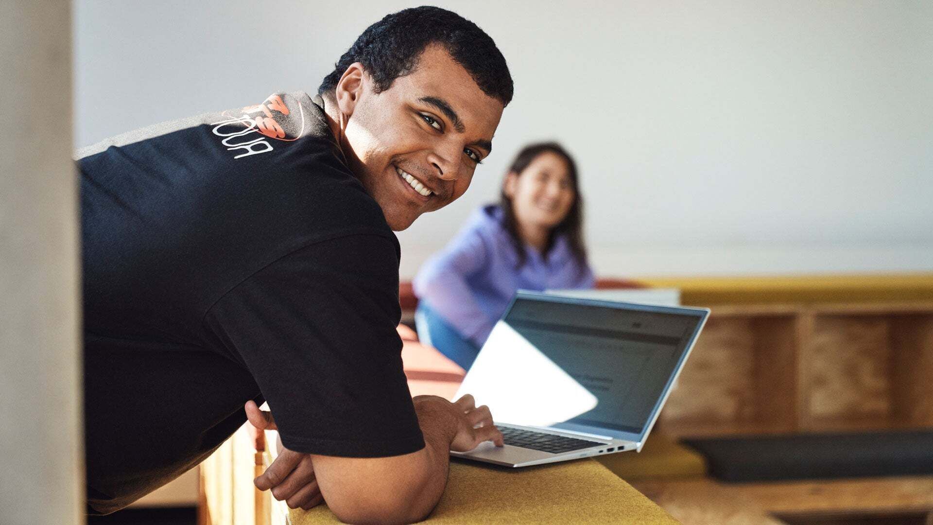 Student und Studentin an einem Schreibtisch - Student und Studentin an einem Schreibtisch