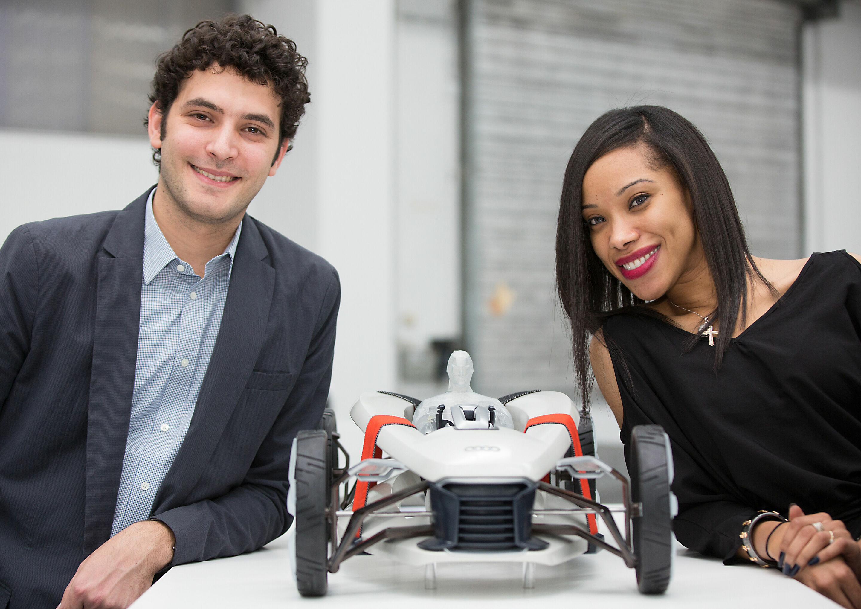Hochschulen zu Gast bei Audi Design UNIverse - Die Studenten Cherica Haye und Nir Siegel von dem Royal College of Art London mit ihrem Audi-Kooperationsprojekt „ Suit“ verbindet Textildesign mit Autodesign.