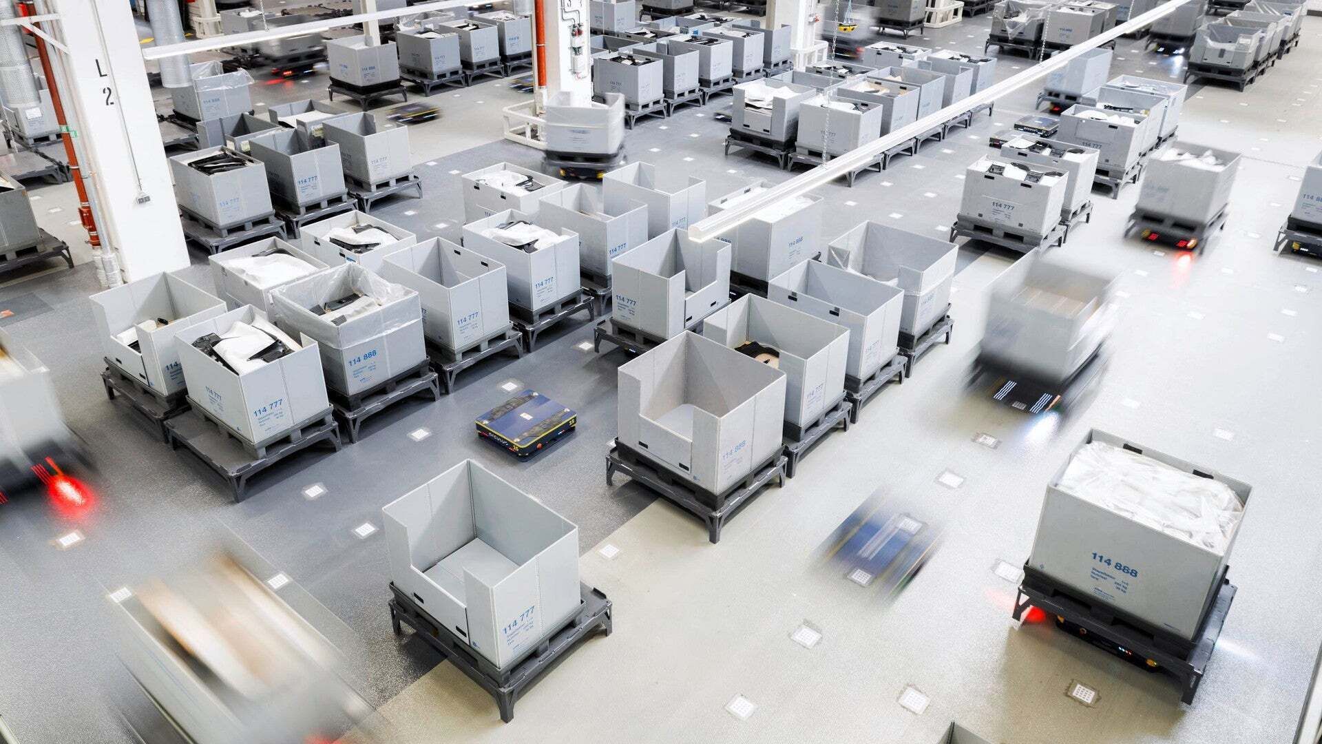 Warehouse with automatic crate distribution by robots
