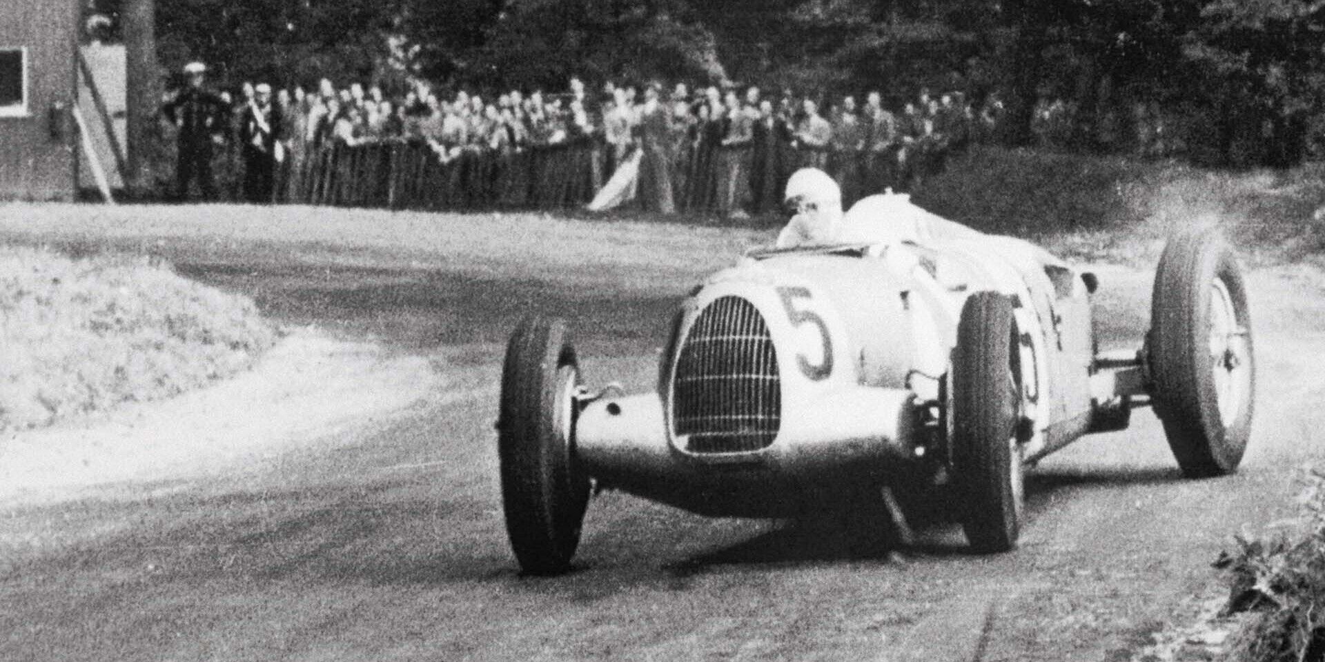 Das Foto zeigt einen Auto Union Grand-Prix-Rennwagen auf der Rennstrecke in Donington im Jahr 1937.