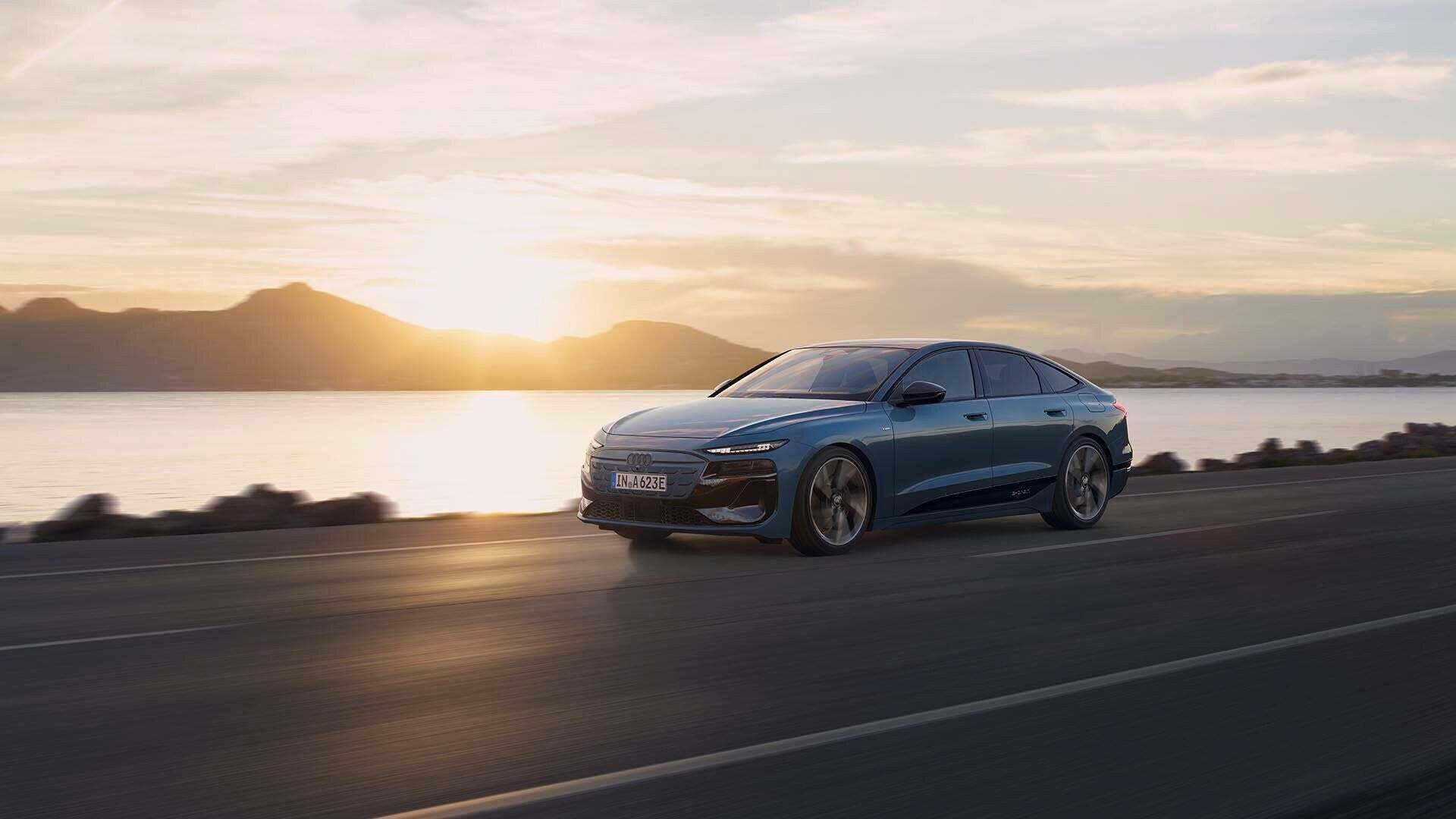 Fahrender Audi A6 Sportback e-tron performance vor untergehender Sonne.