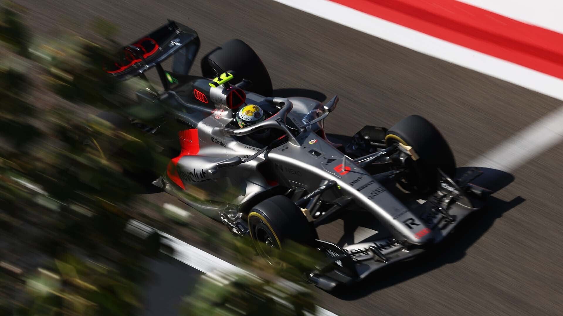 Das Foto zeigt den Audi R26 auf der Rennstrecke in Bahrain.