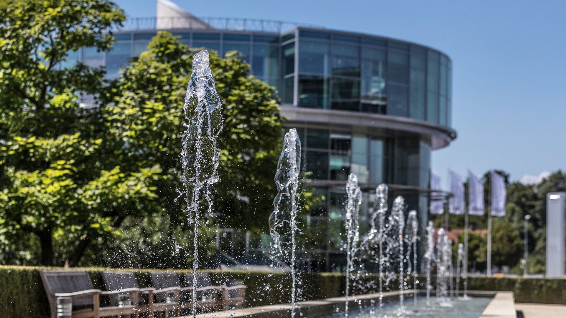 Eine Wasserfontaine am Audi Forum Ingolstadt