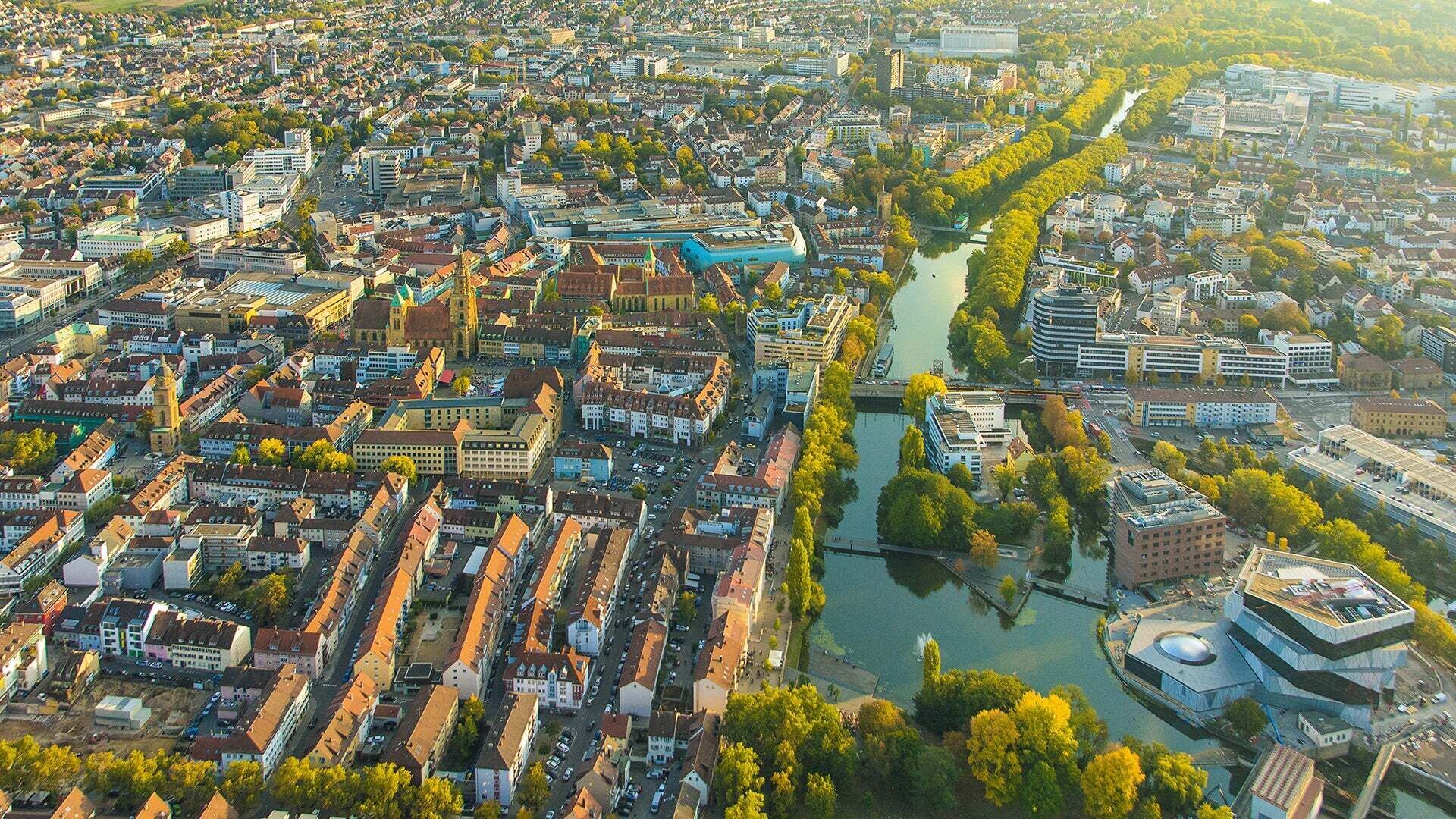 Neckarsulm aus der Vogelperspektive mit vielen Gebäuden und einem Fluss