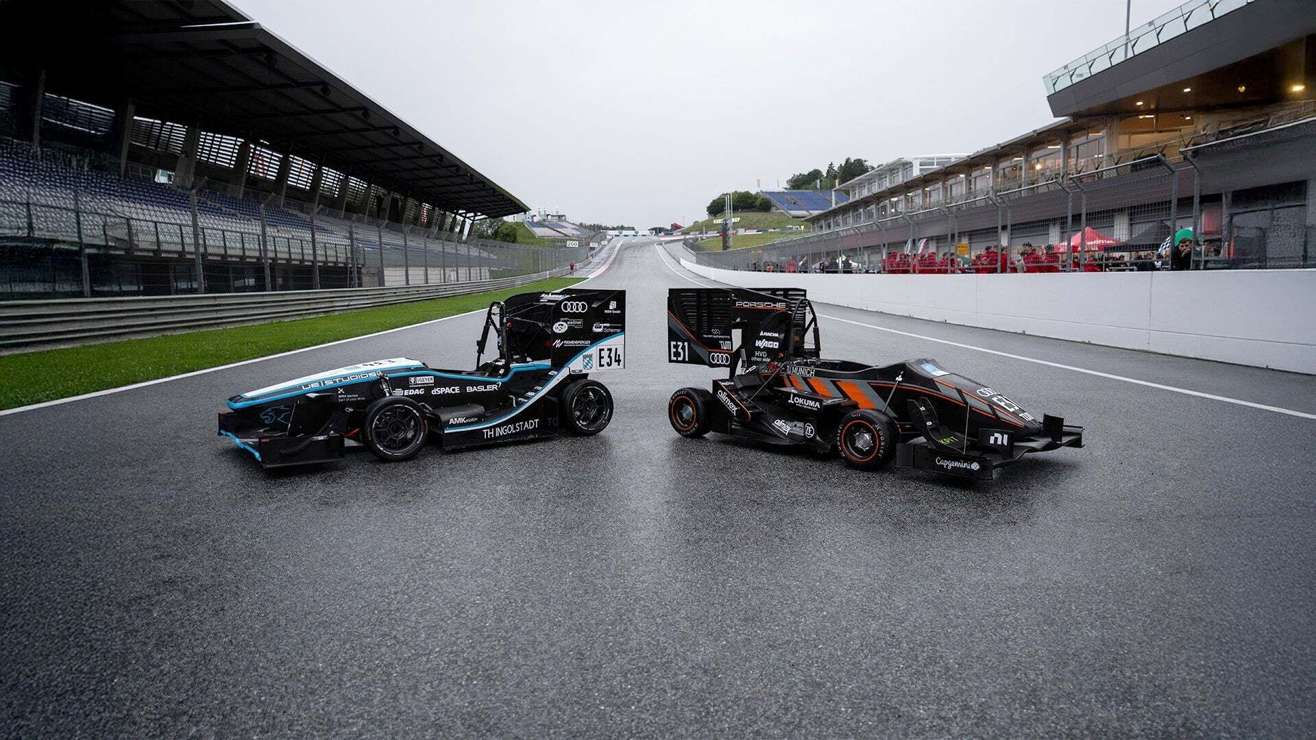 Formula Student - Zwei Formula Student Autos stehen auf einer Rennstrecke