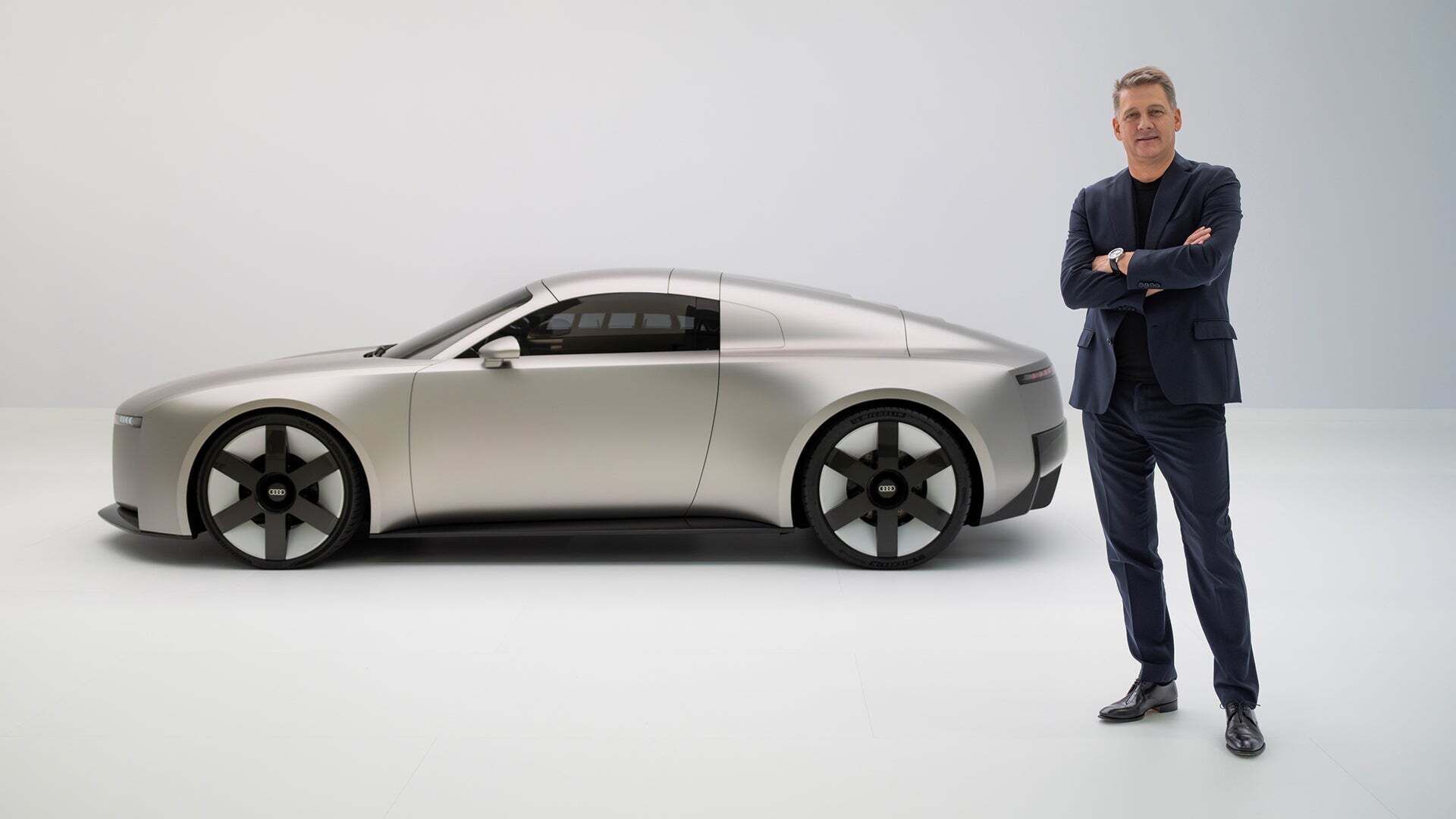 Auf dem Bild Gernot Döllner, Audi CEO, vor dem Audi Concept C.