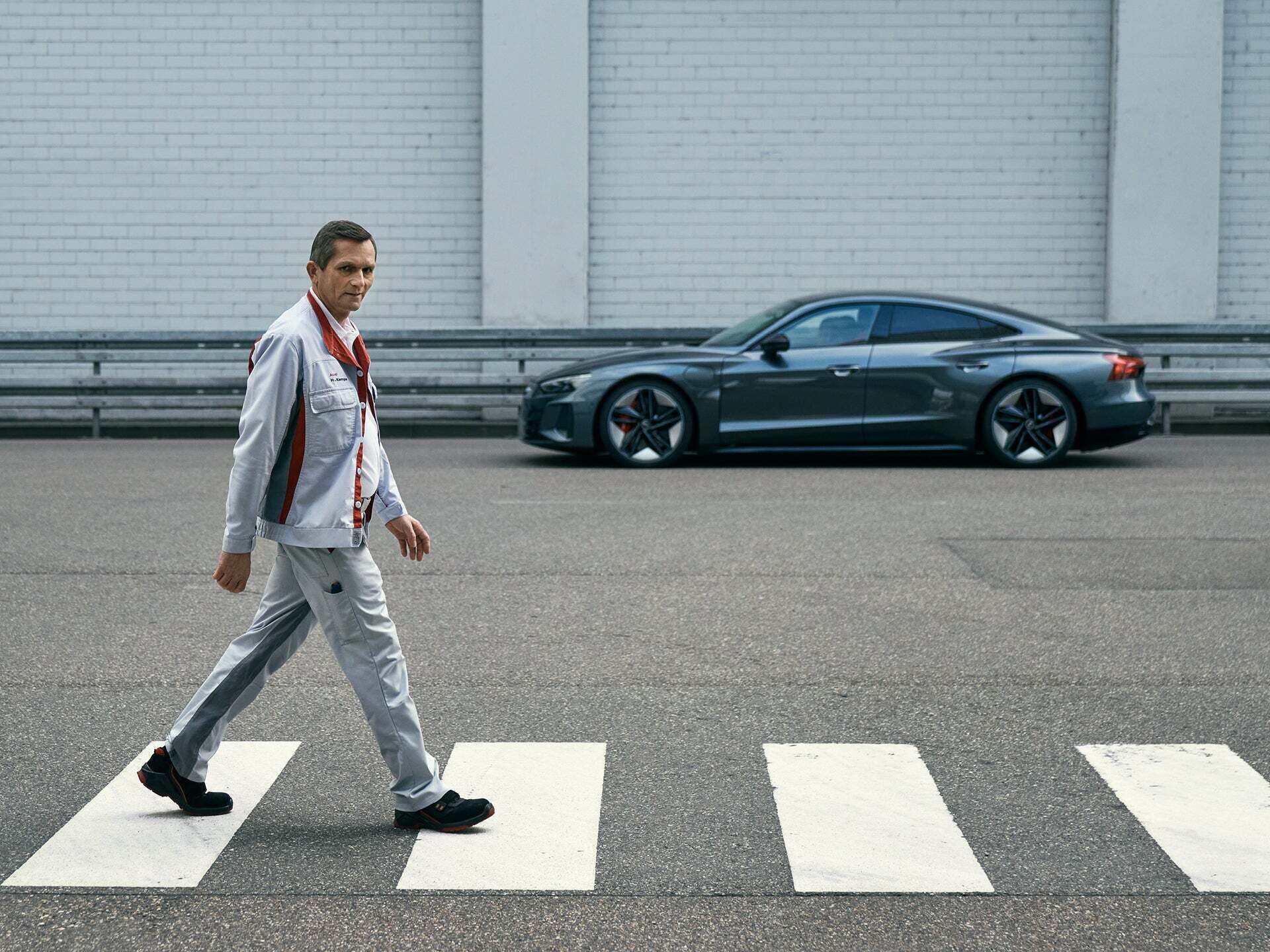 Heinrich Kampa, Vehicle Mechatronics Technician in front of an Audi e-tron GT quattro