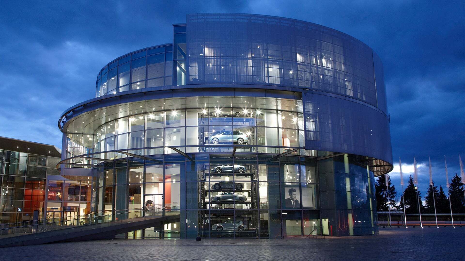 Außenaufnahme vom Audi Museum bei Nacht.