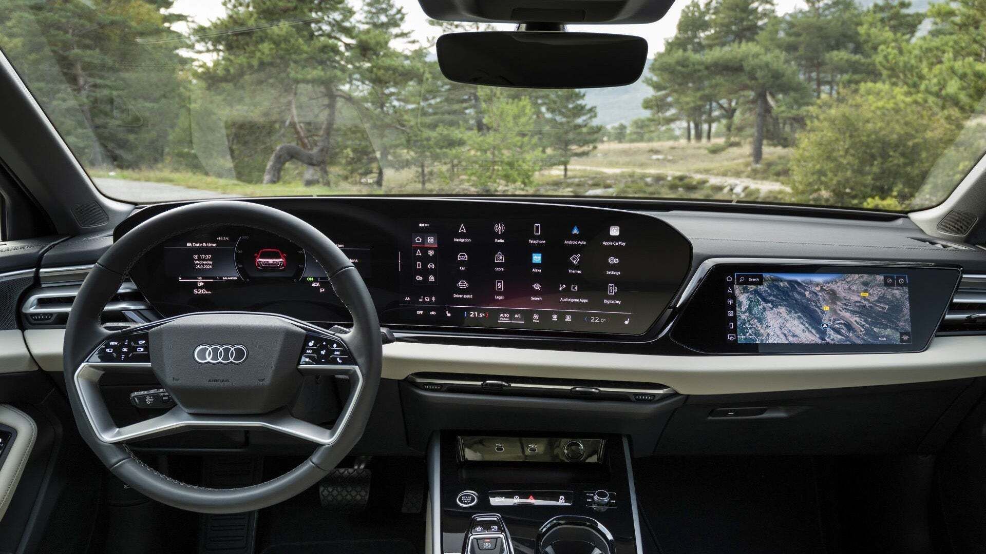 Die Innenansicht eines Audi mit einem modernen, digitalen Cockpit. Das Lenkrad und das Armaturenbrett sind von einem großen, nahtlosen Display begleitet, das verschiedene Fahrzeuginformationen anzeigt. Der Fokus liegt auf den digitalen Steuerungen und der eleganten Ausstattung des Fahrzeuginnenraums.