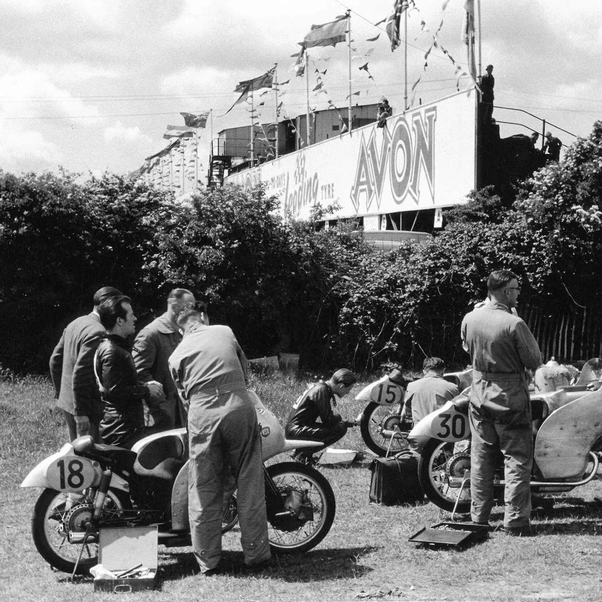 Das Foto zeigt NSU-Motorräder.