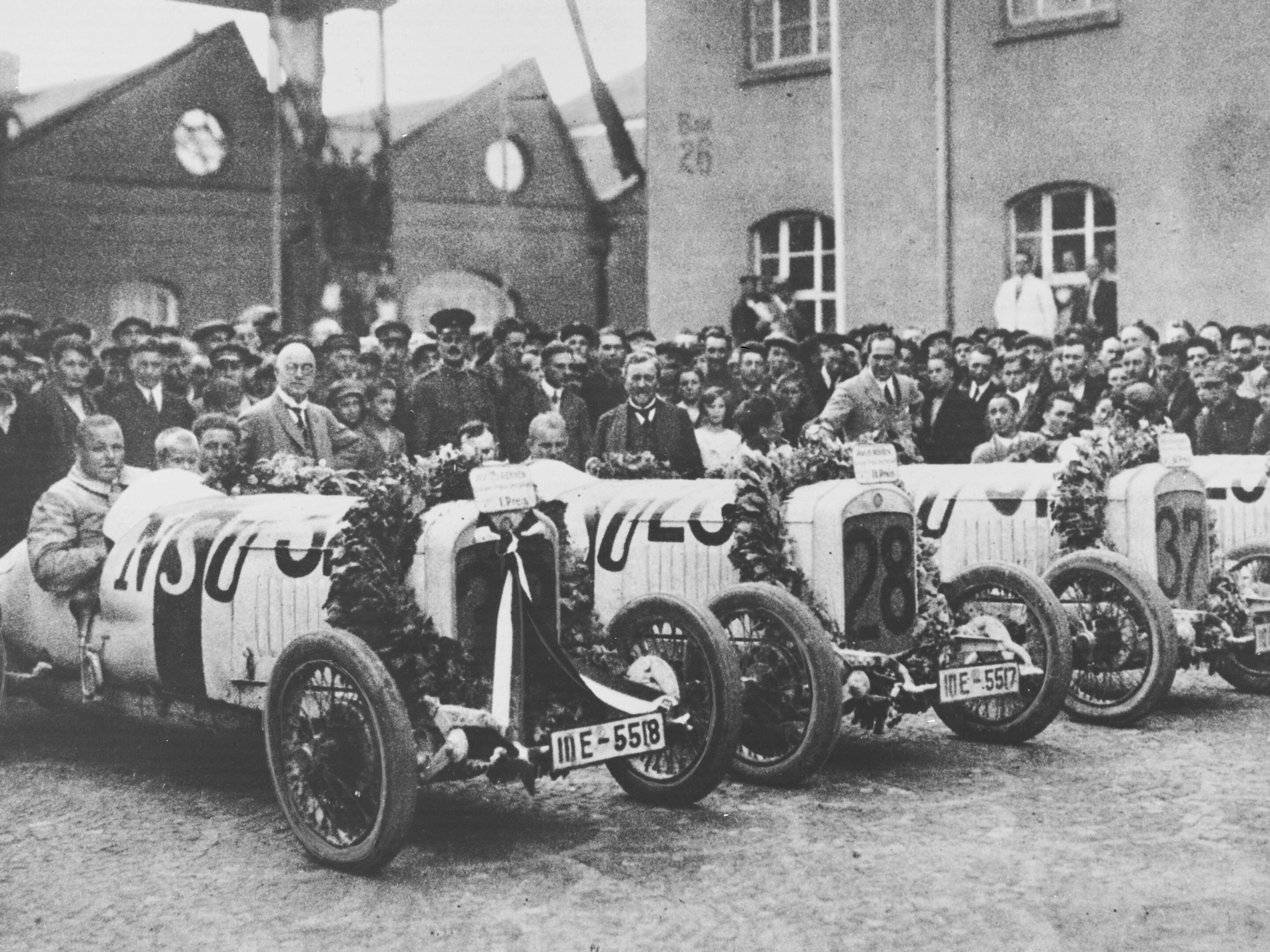 Das Foto zeigt vier NSU-Rennwagen Seite an Seite.