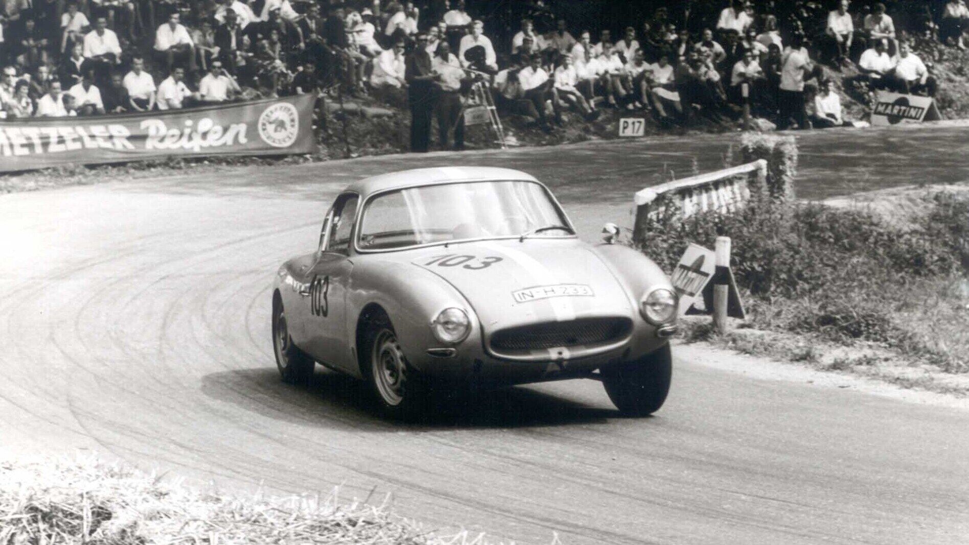 A picture showing a DKW Monza on track.