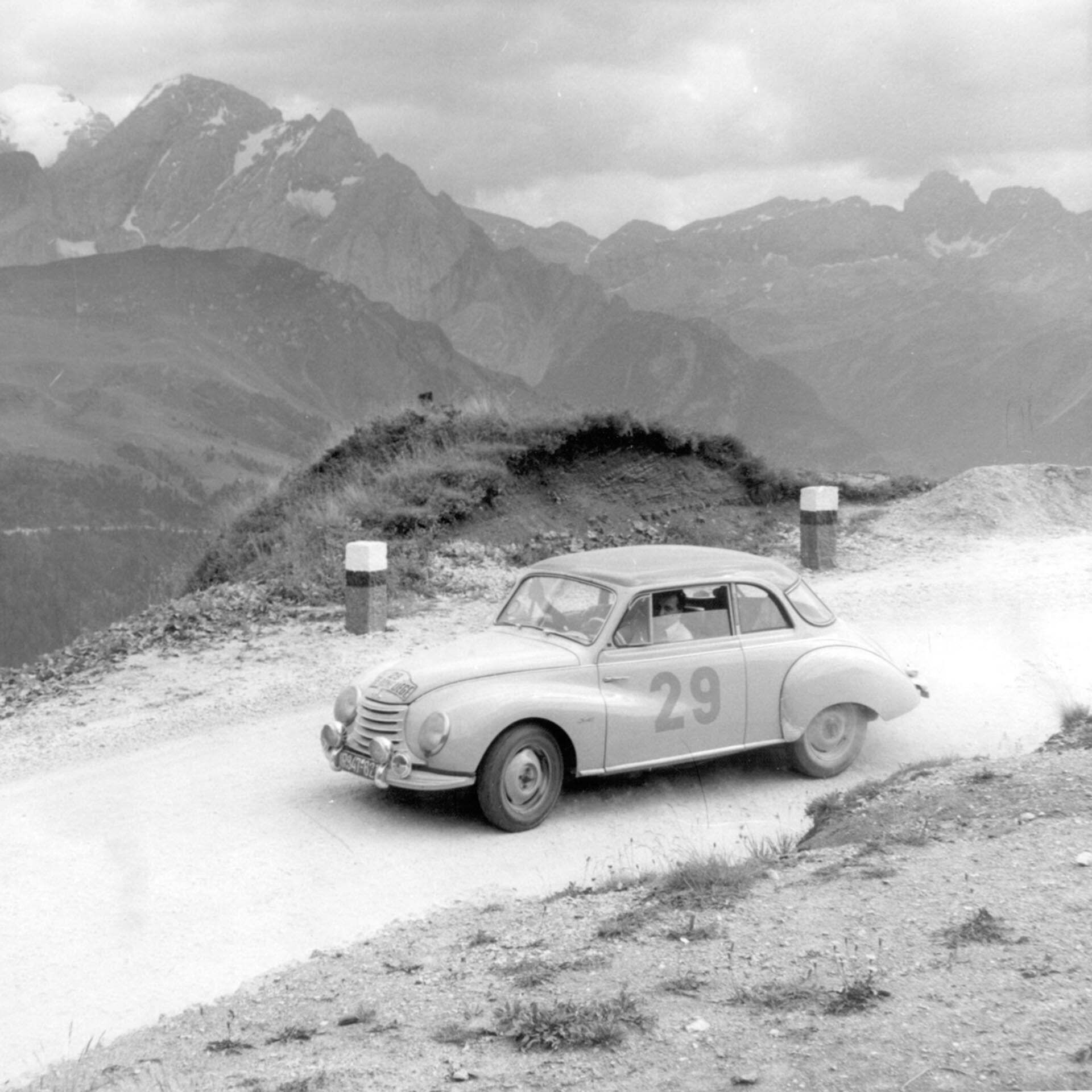 Das Foto zeigt ein DKW-Rallyeauto auf Schotter.