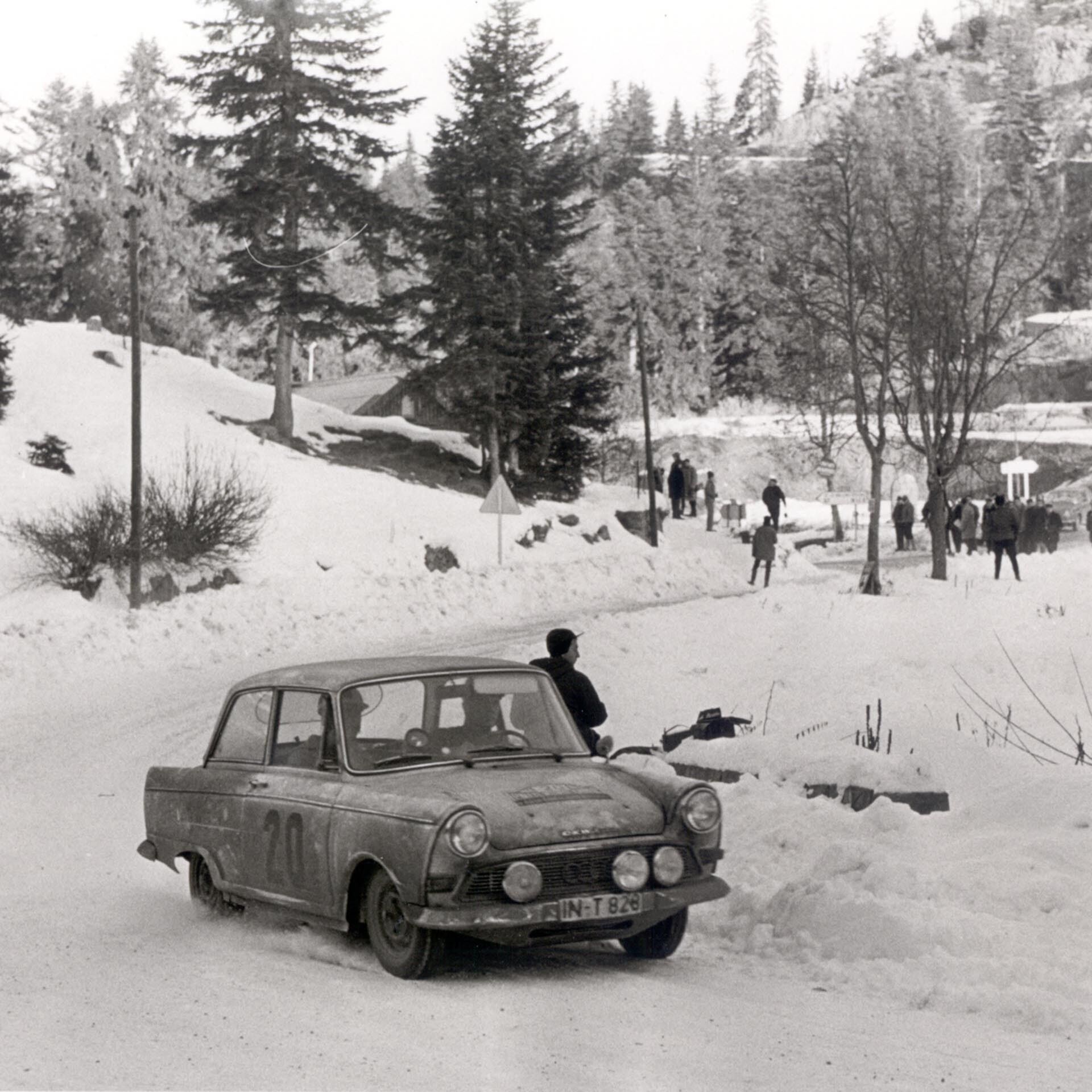 Das Foto zeigt ein DKW-Rallyeauto auf Schnee.