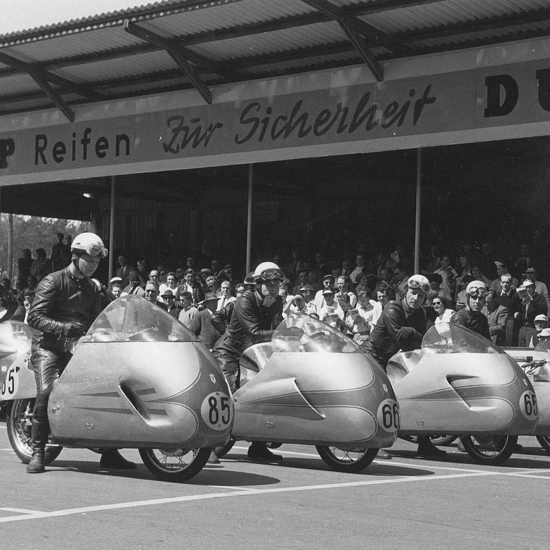 Das Foto zeigt den Start eines Motorrad-Rennens inklusive DKW-Motorrädern.