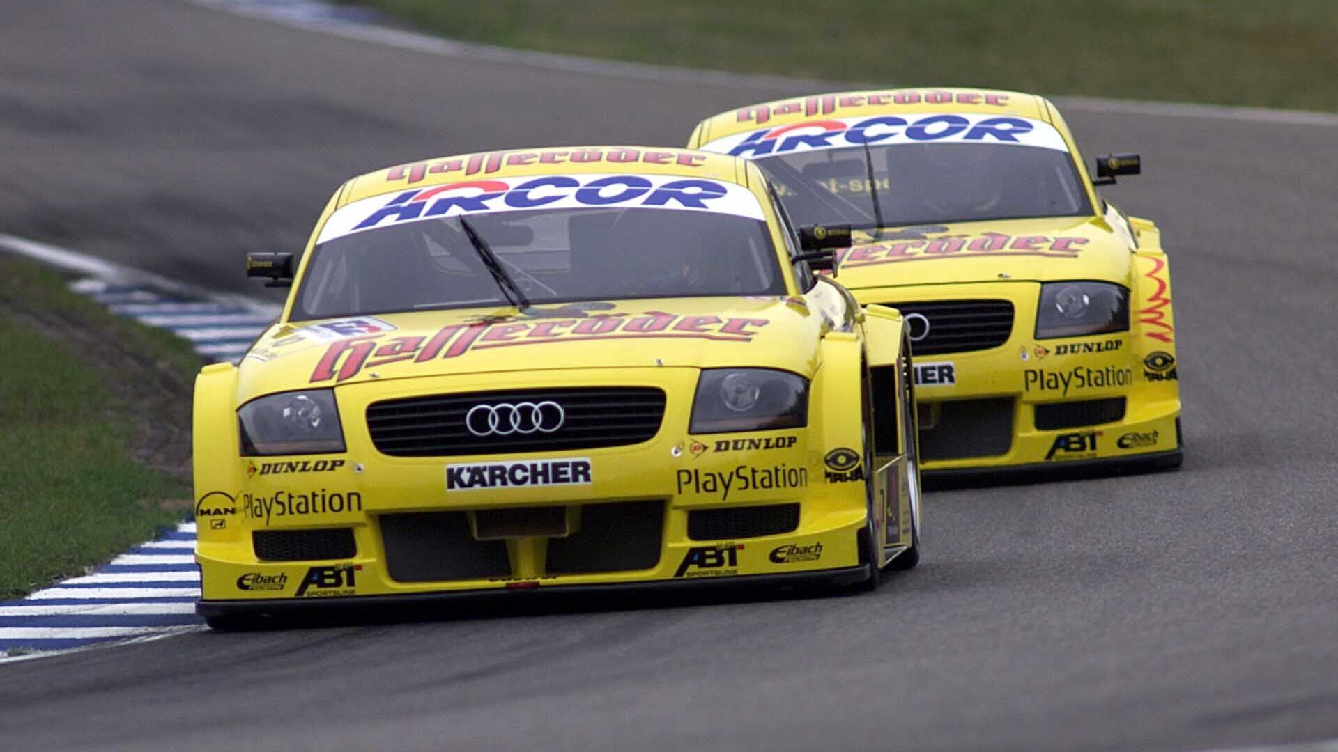 Das Foto zeigt zwei Abt-Audi TT-R-Rennwagen auf der Strecke im Jahr 2000.