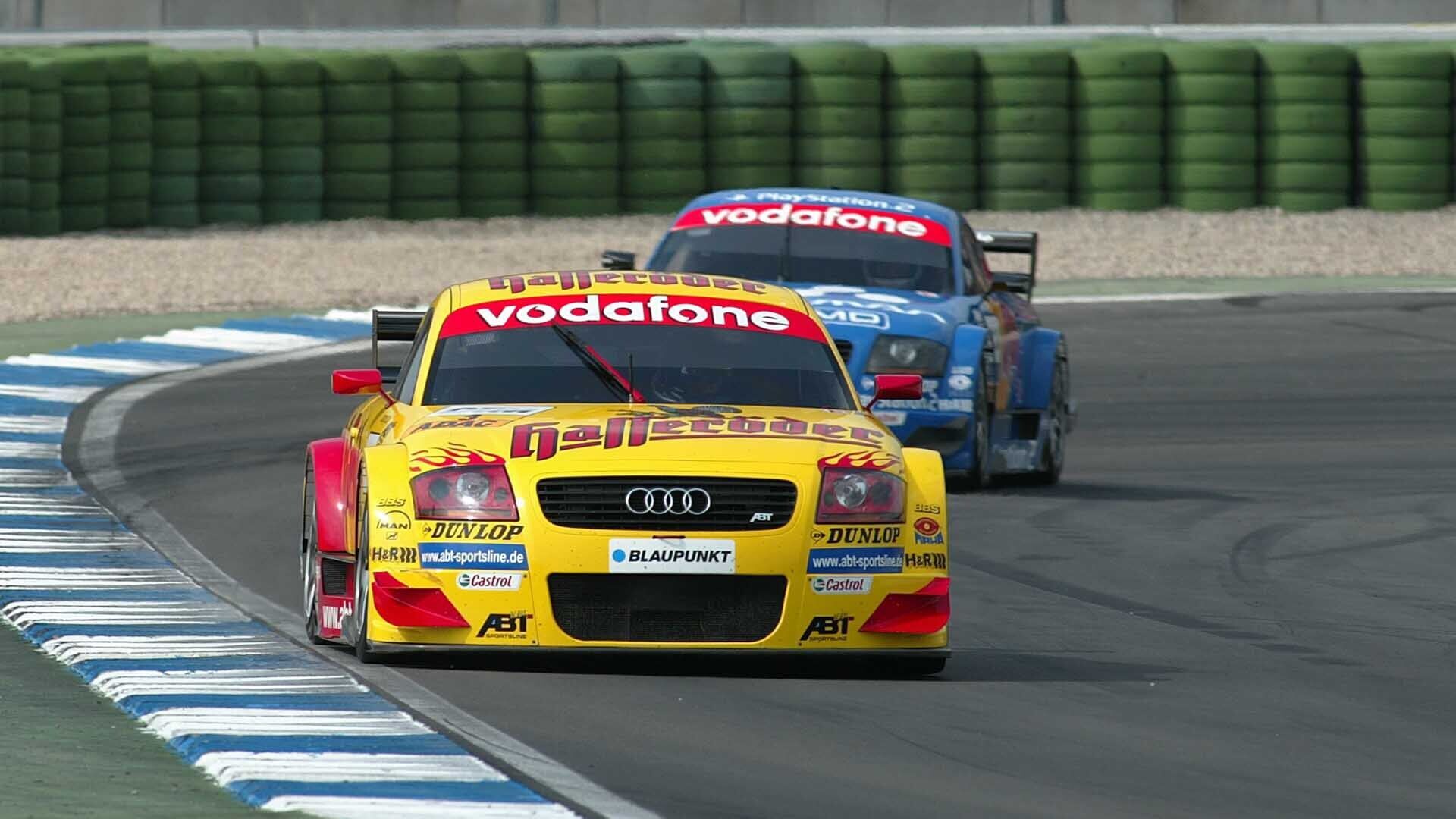 Das Foto zeigt zwei Abt-Audi TT-R-Rennwagen auf der Strecke im Jahr 2002.