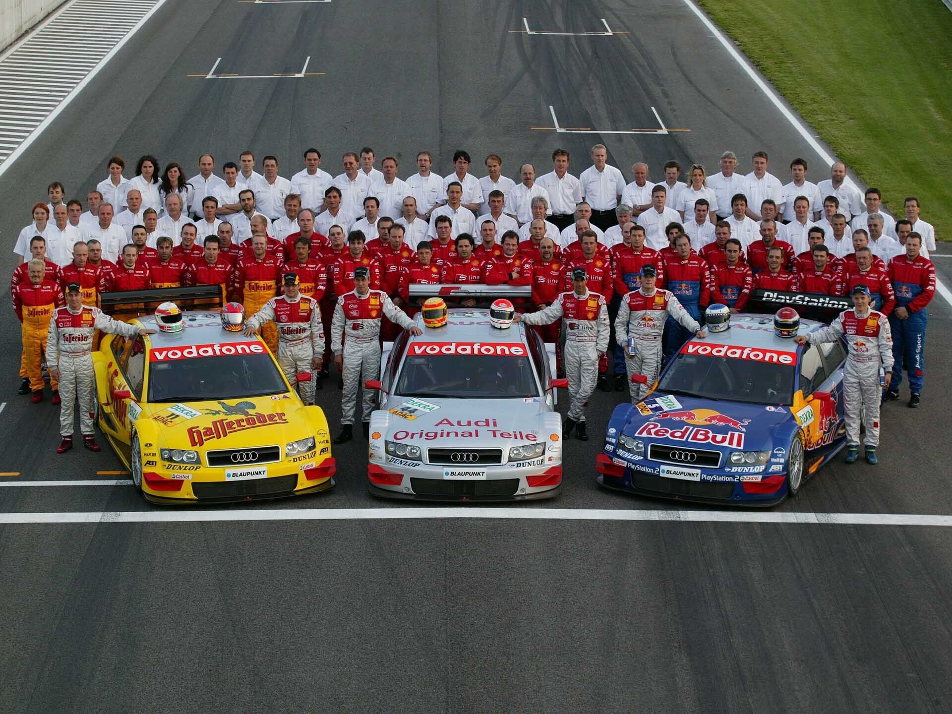 Ein Gruppenfoto mit Fahrern und Teammitgliedern der Audi Werksteams im Jahr 2004.