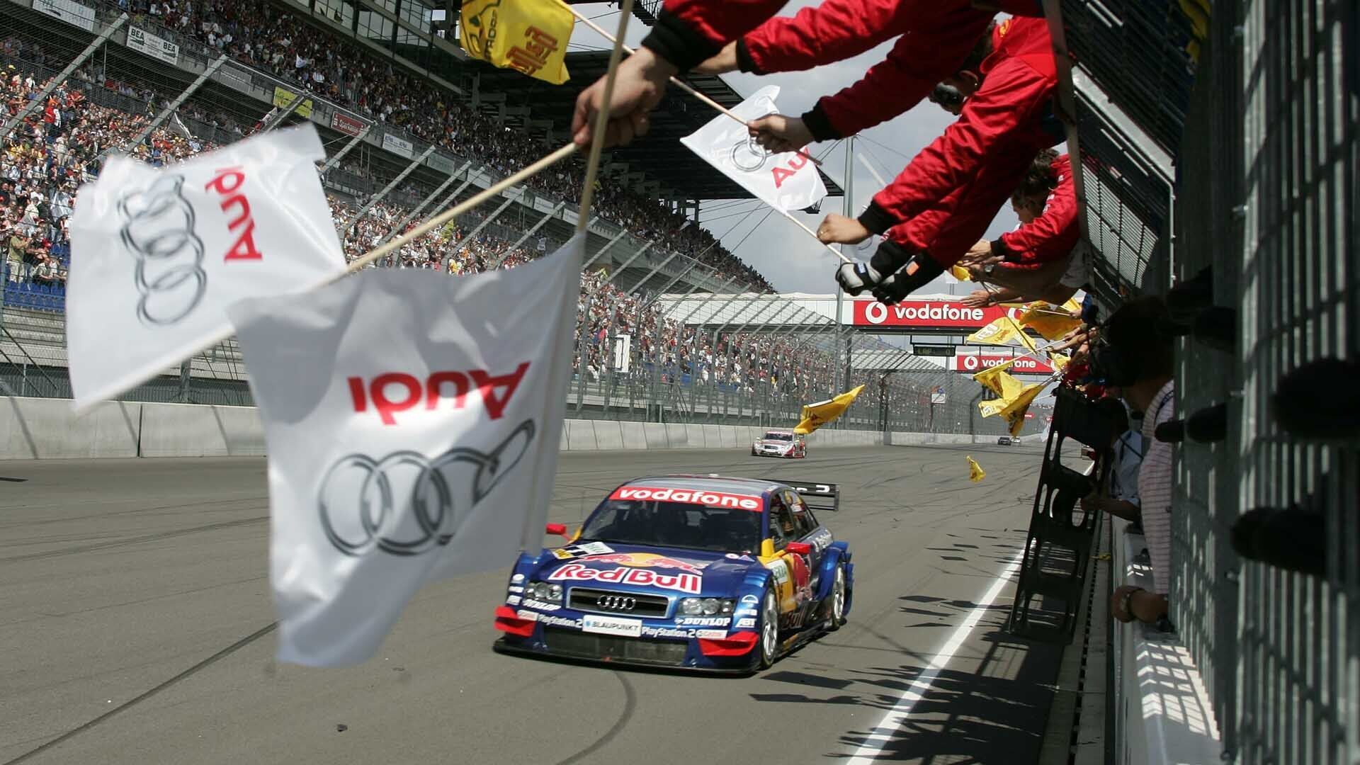 Das Foto zeigt Mattias Ekströms Audi A4 DTM beim Sieg auf dem Lausitzring 2004.