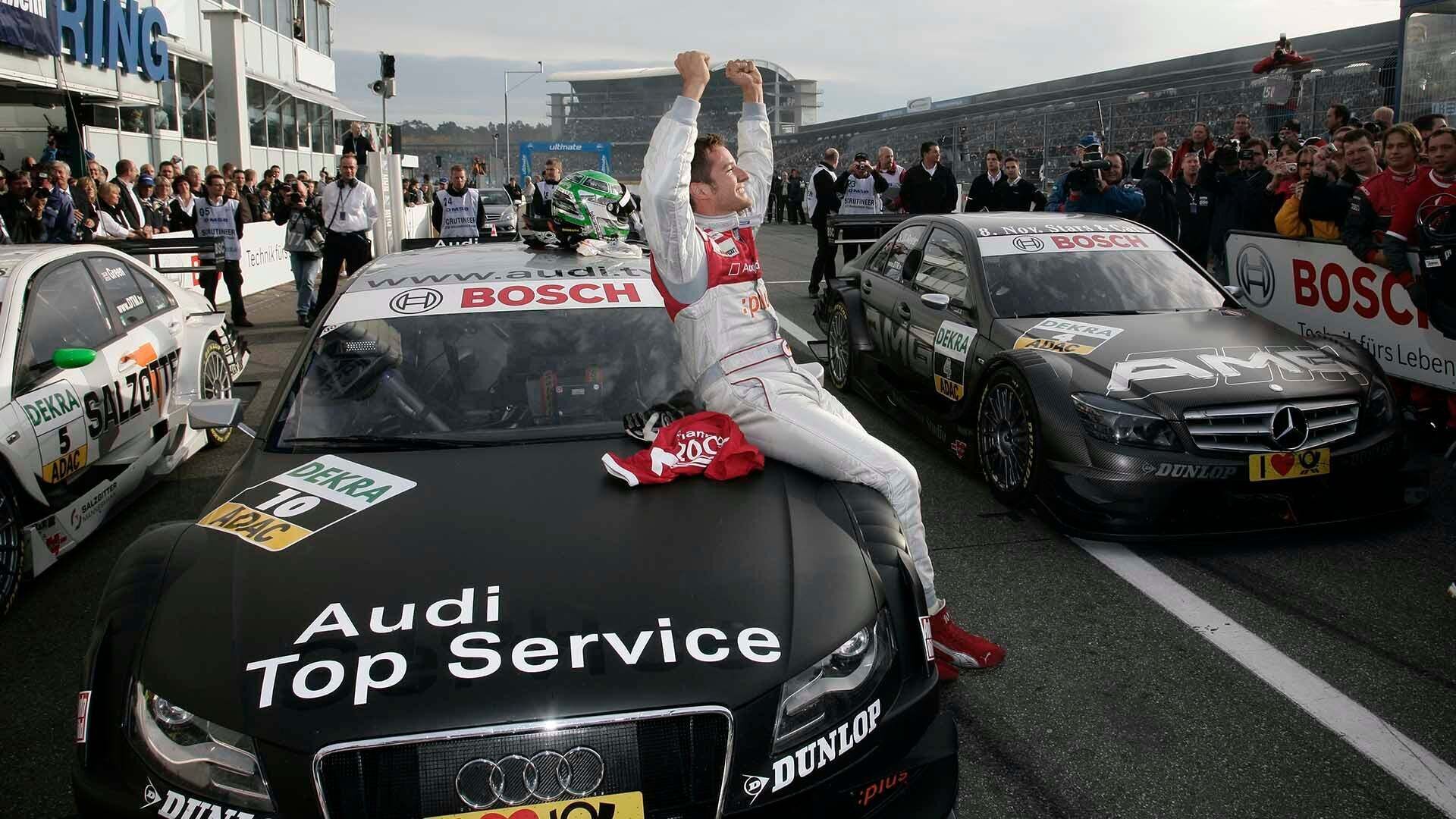 Foto von Timo Scheider, der seinen DTM-Titel in Hockenheim 2008 feiert.