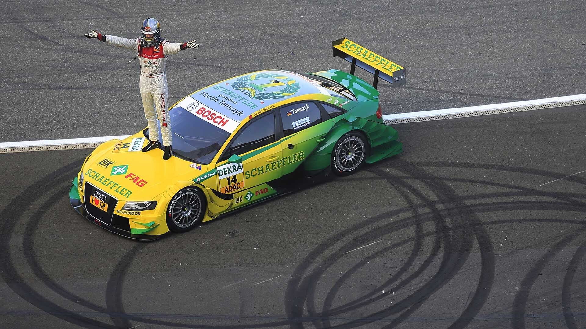 Foto von Martin Tomczyk, der 2011 in Hockenheim seinen DTM-Titel feiert.