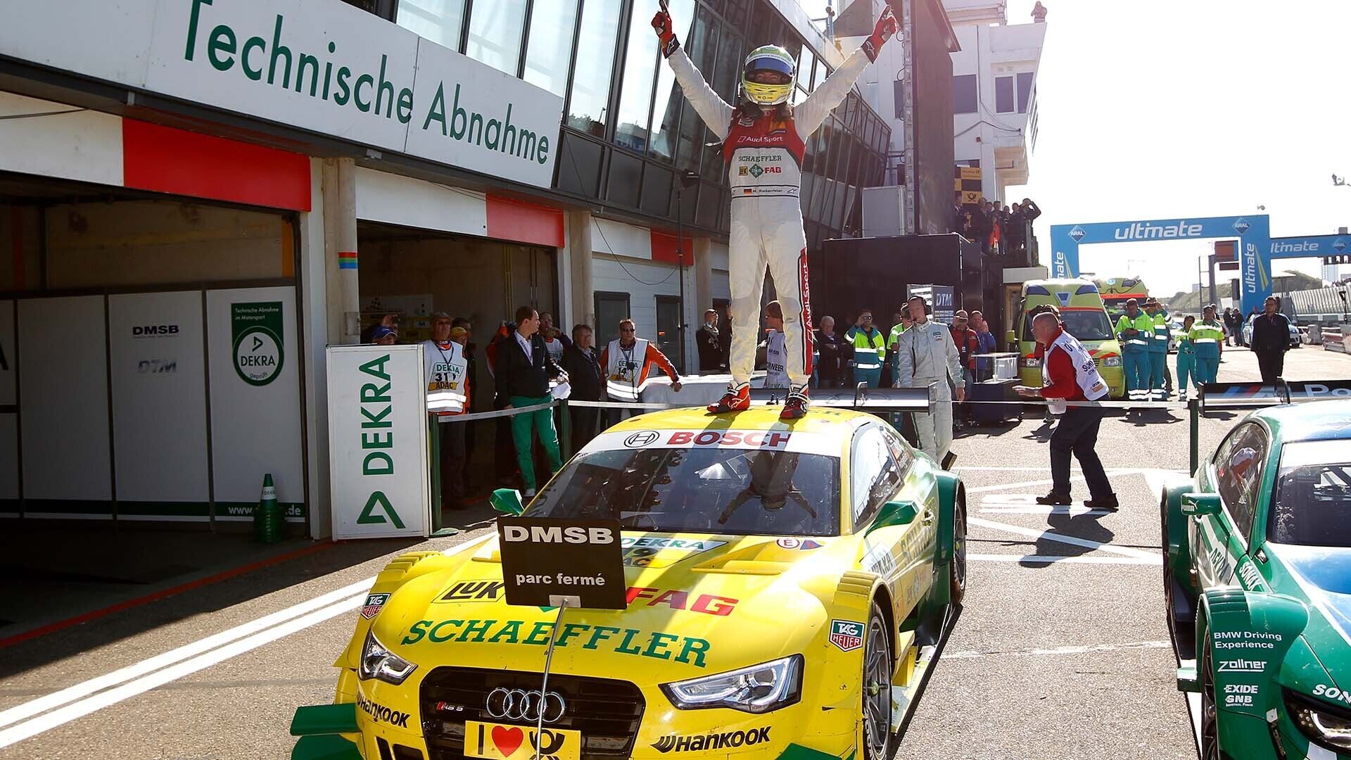 Das Foto zeigt Mike Rockenfeller, der seinen DTM-Titel 2013 in Zandvoort feiert.