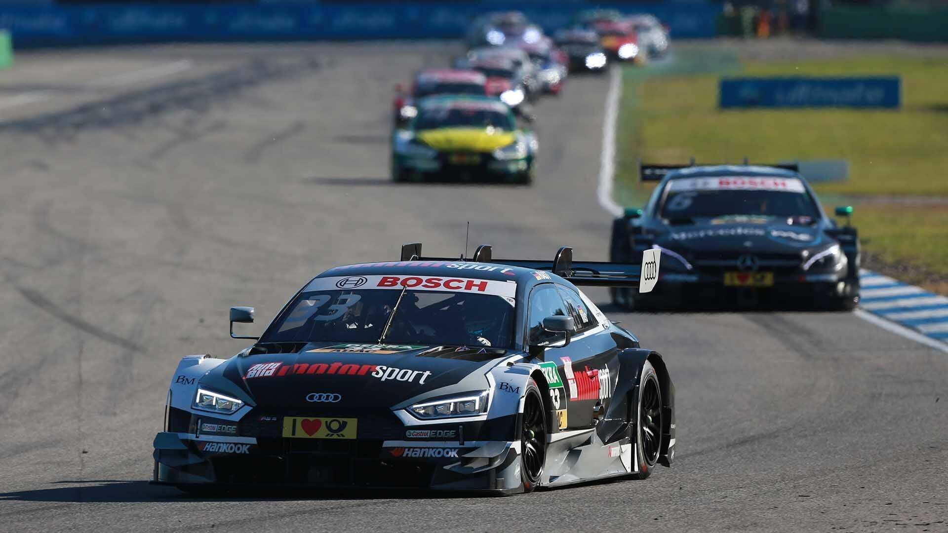 Das Foto zeigt René Rasts Audi RS 5 DTM auf der Strecke in Hockenheim im Jahr 2017.