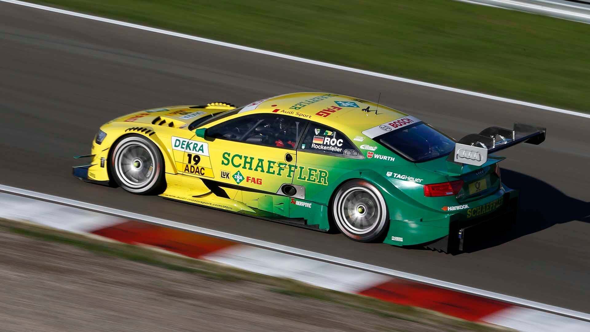 Das Foto zeigt Mike Rockenfellers Audi RS 5 DTM-Rennwagen auf der Strecke in Zandvoort 2013.