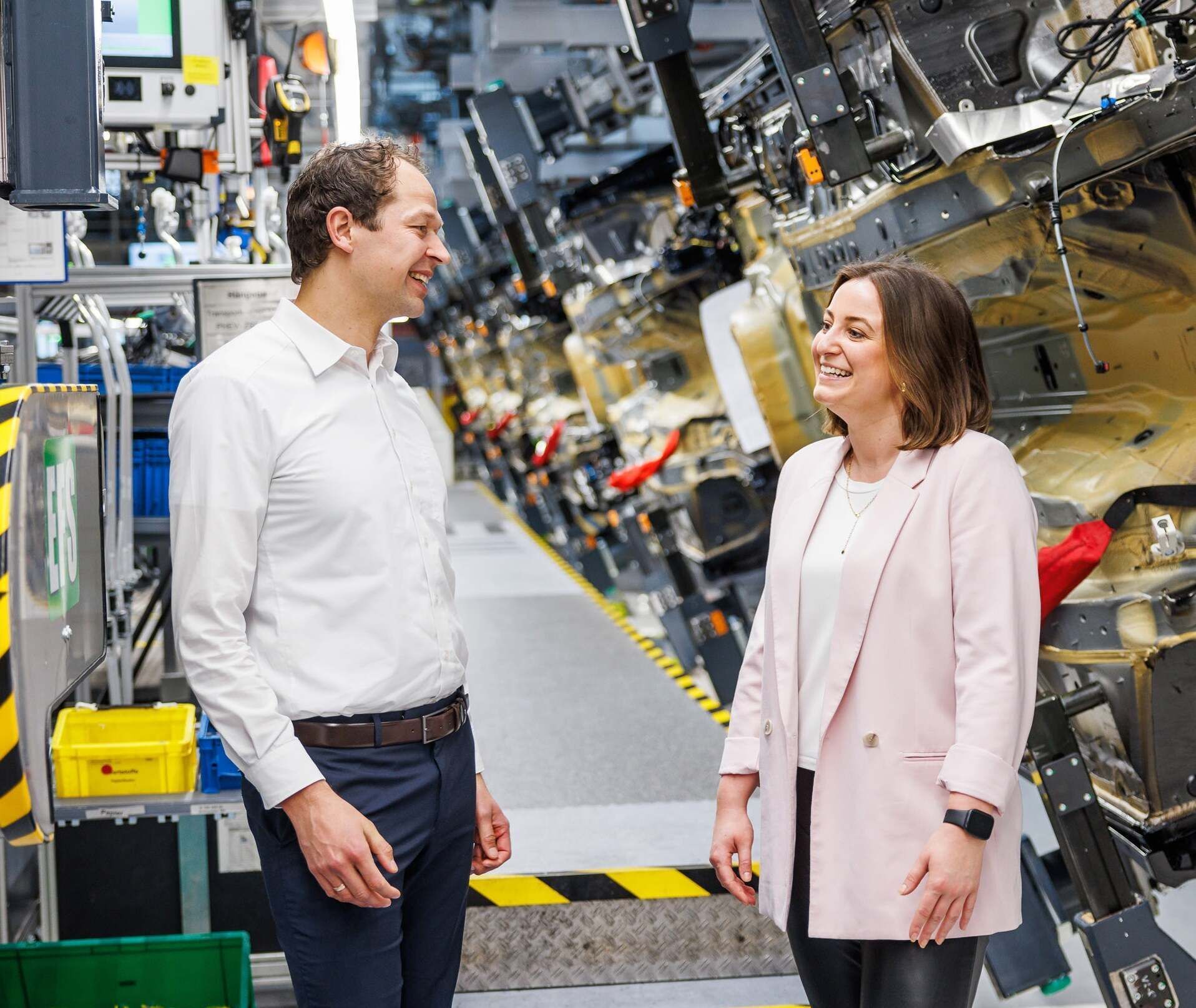 Katharina Pyrek und JensFeldmeye stehen in der Produktion - Jahrelange Planung in der Produktion