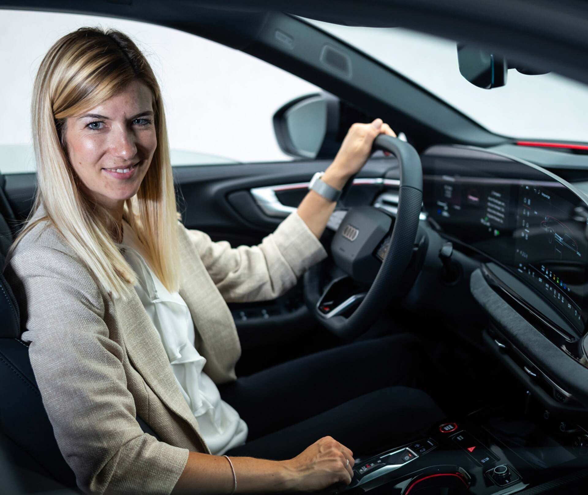 Luisa Werther sitzt im neuen Audi A5 - „Wir haben den A5 höher positioniert“