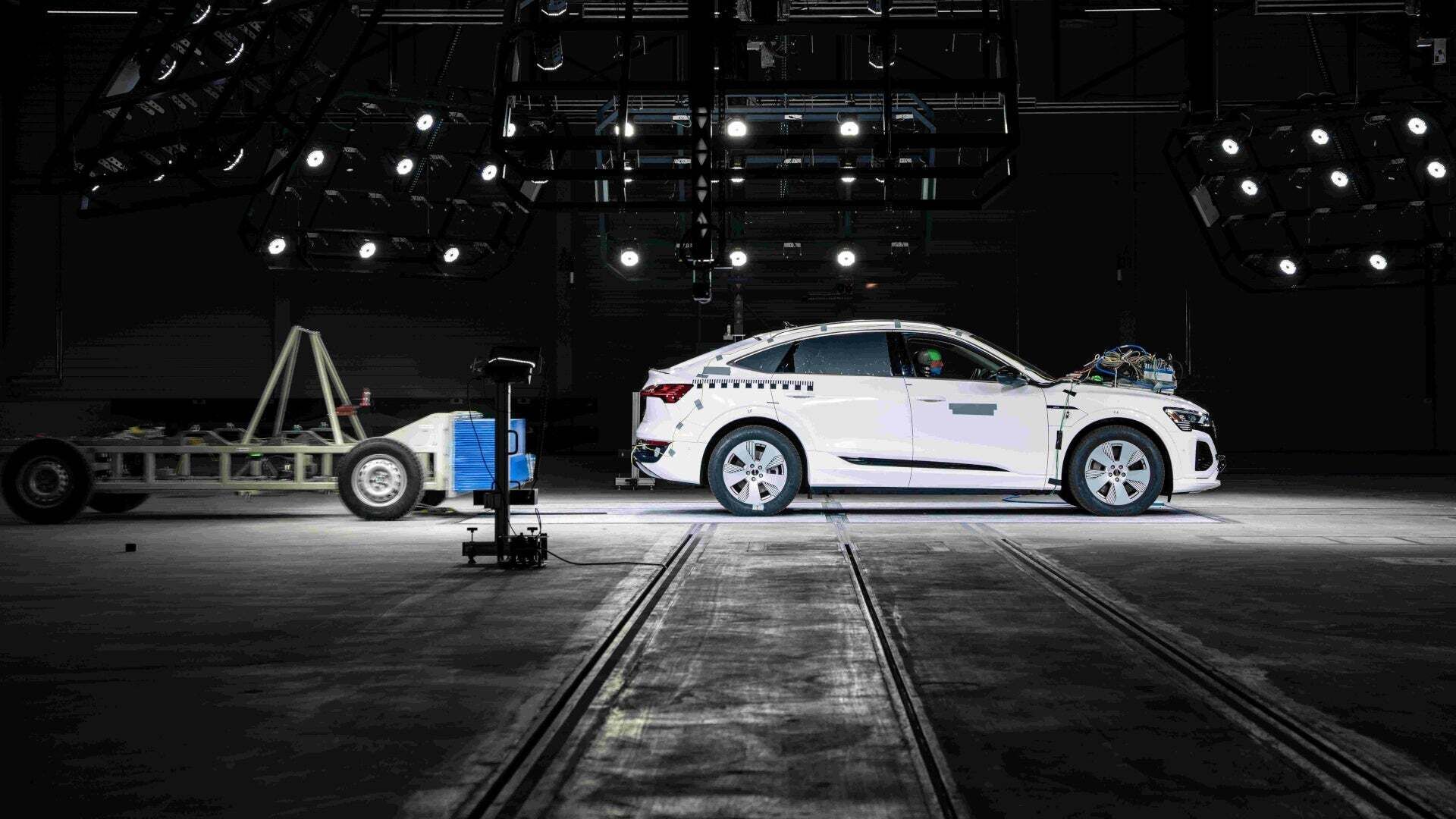 Weißer Audi steht in einer Halle zur durchführung eines Crash-Tests