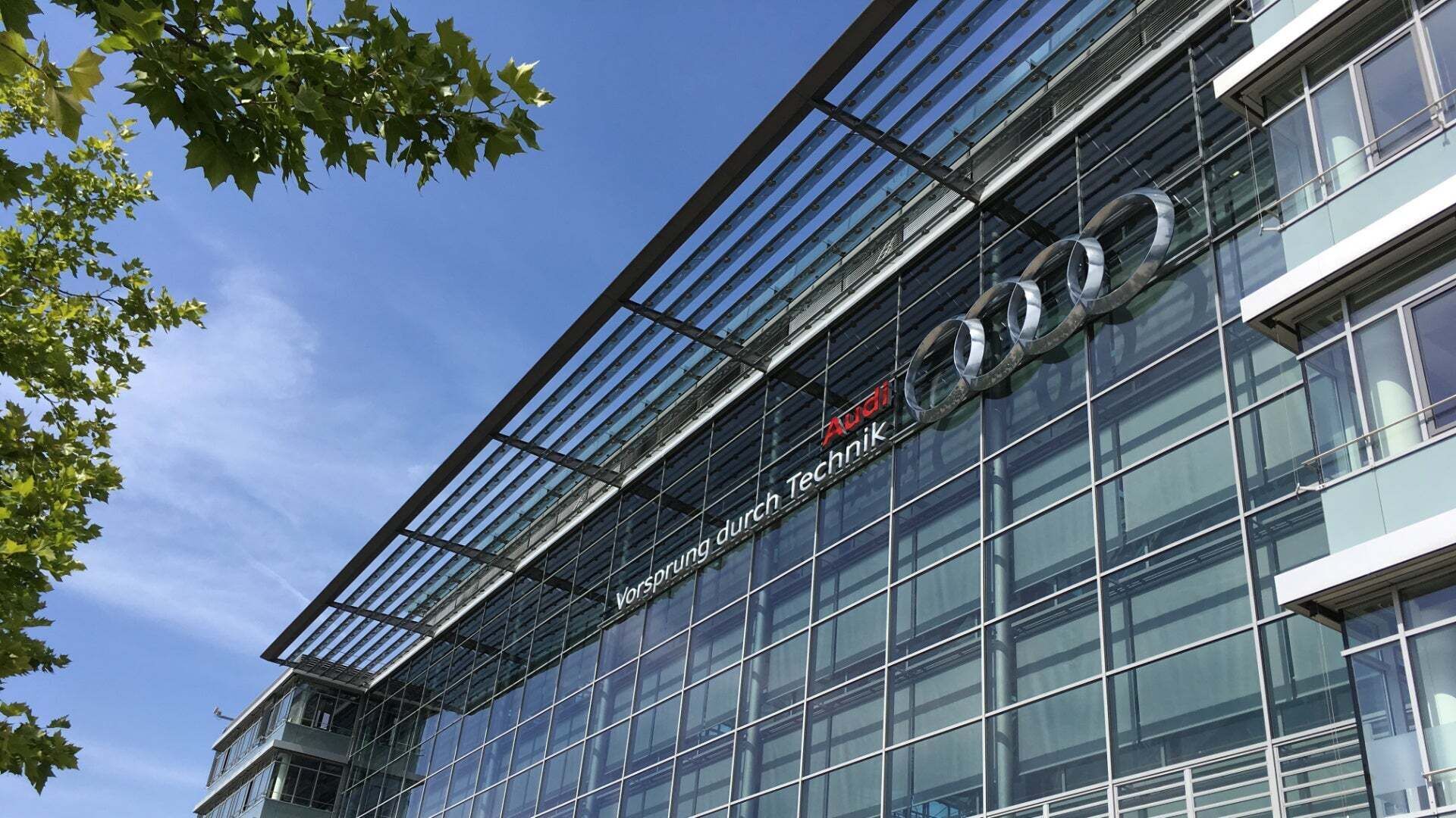 Fassade des Audi Stammsitzes in Ingolstadt mit dem Audi Schriftzug und den vier Ringen 