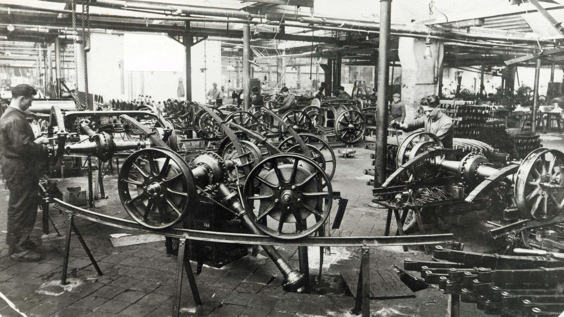 Schwarz-weiß-Aufnahme einer historischen Produktionsstätte