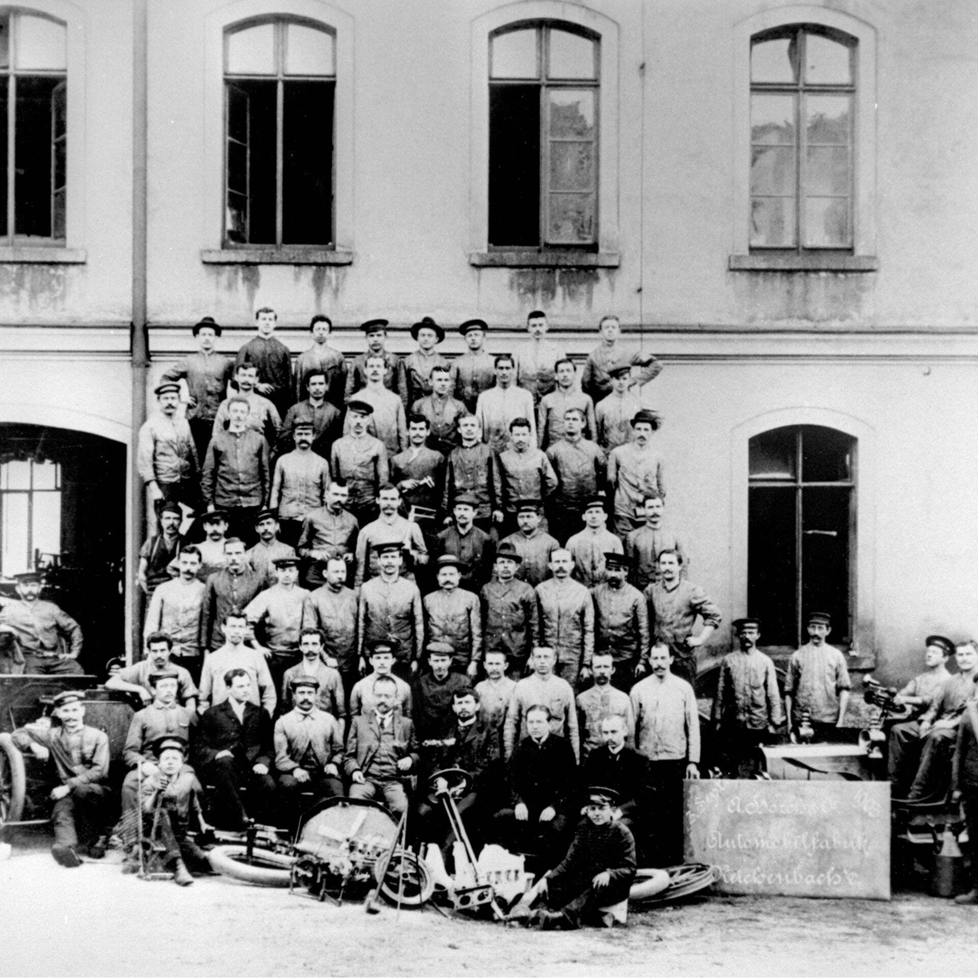 Gruppenfoto der Belegschaft im Jahr 1903 nach dem Umzug nach Reichenbach - Zweite Chance – von Horch zu Audi