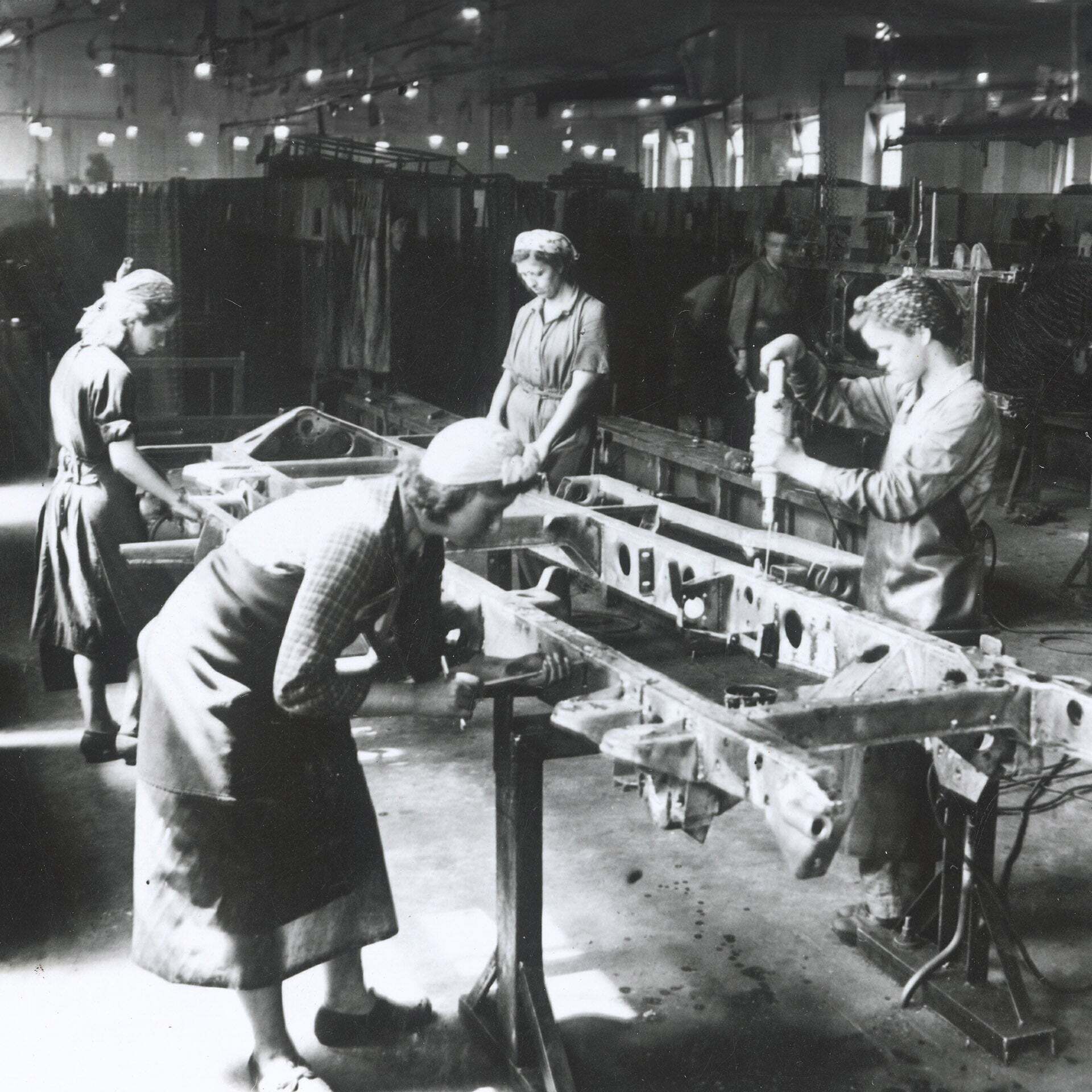 Zwangsarbeiterinnen bei der Montage eines Fahrgestells - Zweiter Weltkrieg – eine tiefe Zäsur