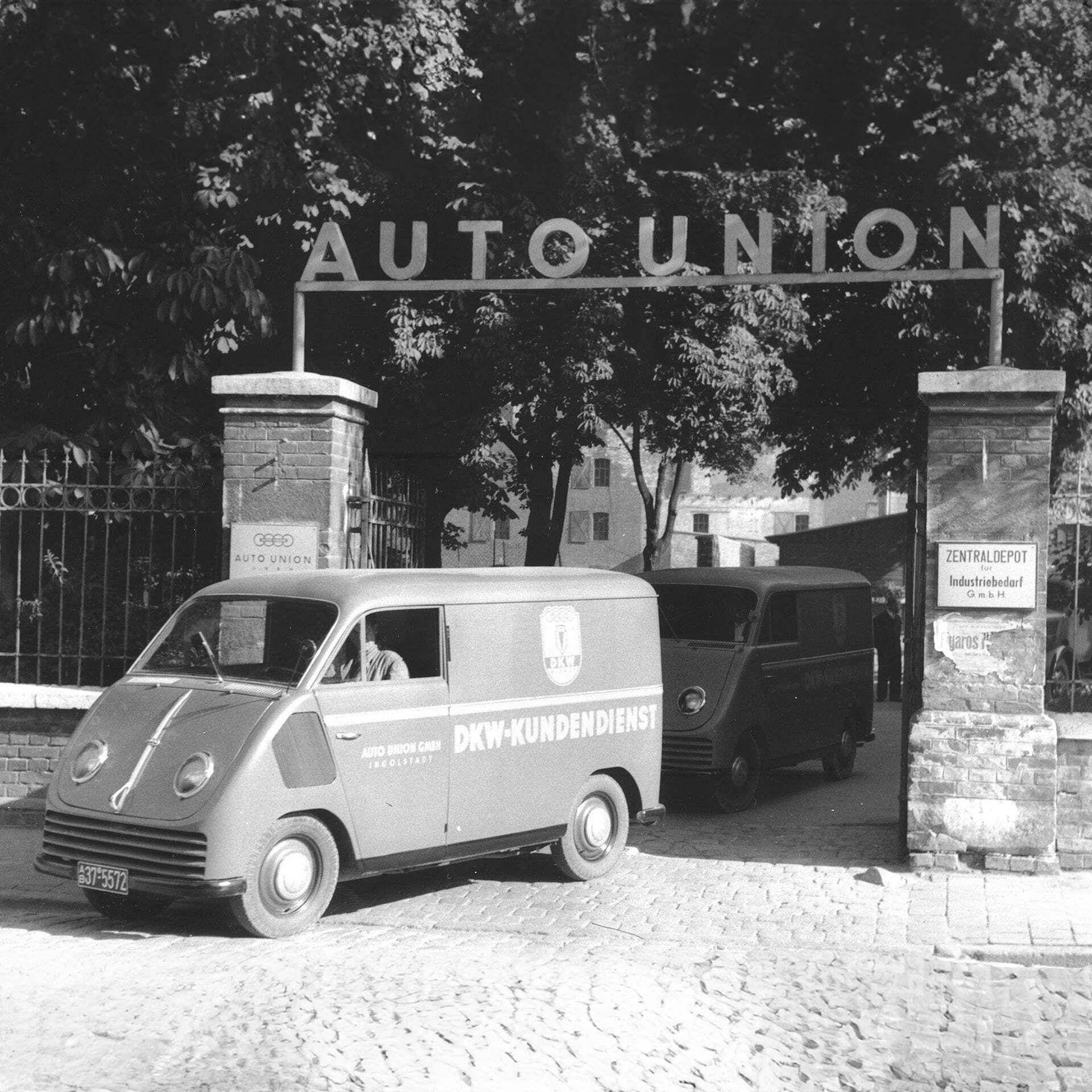 Ein Kastenwagen vor der Hauptverwaltung in Ingolstadt - Kriegsende – der Neustart in Bayern