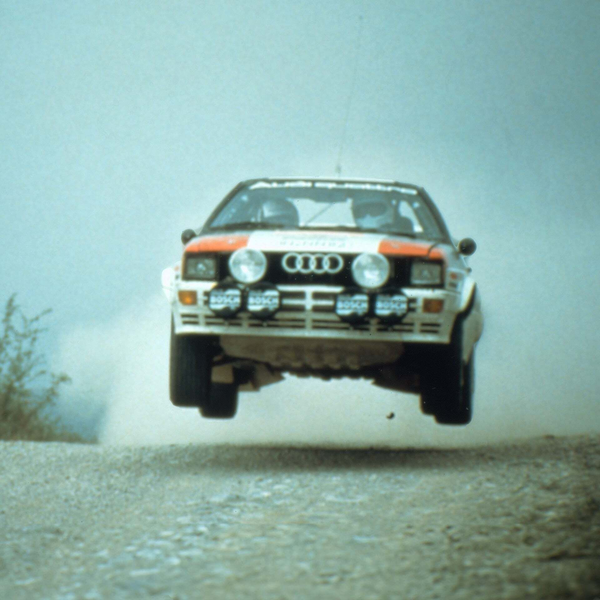 Der Audi quattro hebt vom Boden ab bei einem Rennen