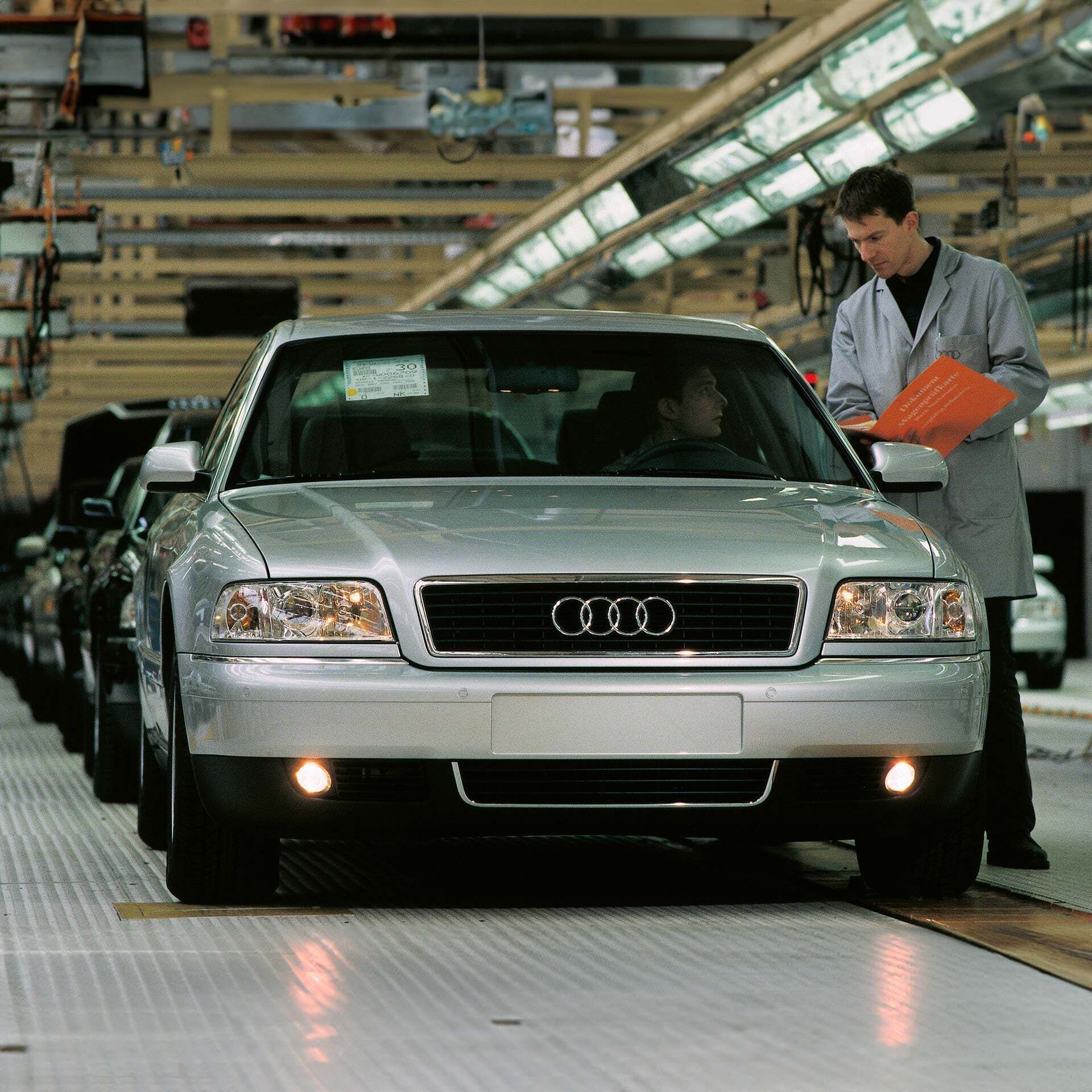 Aufnahme eines Audi A8 (D2) im Werk Neckarsulm - AUDI AG – der Aufstieg ins Premiumsegment