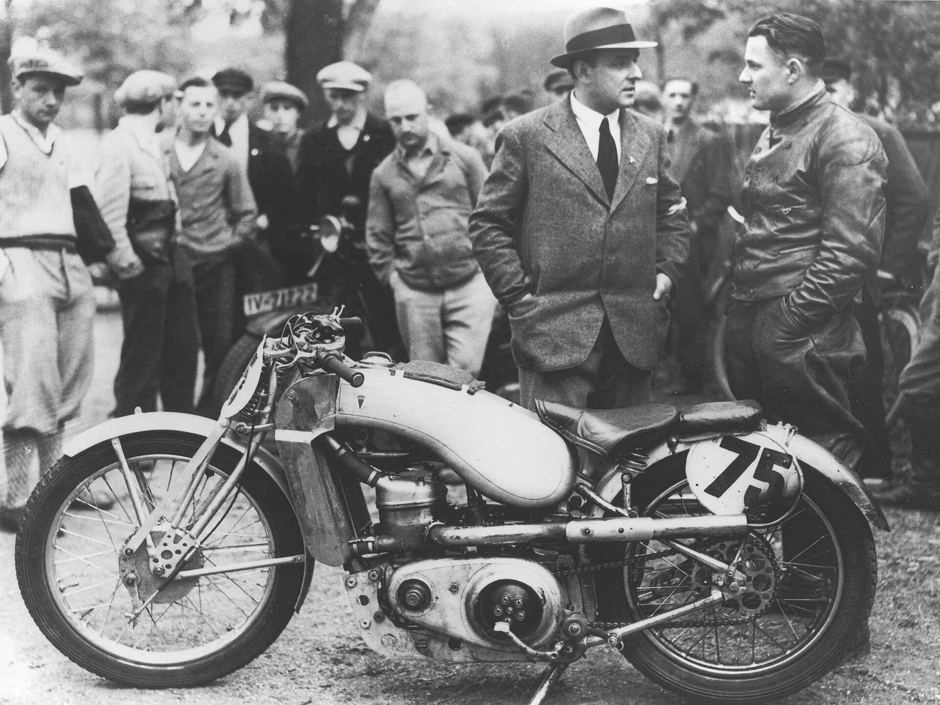 Das Foto zeigt ein DKW-Motorrad.