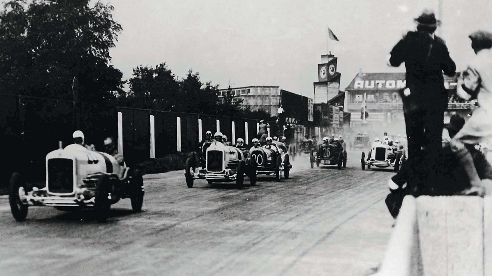 Das Foto zeigt zwei NSU-Rennwagen vor weiteren Rennwagen auf der Strecke.
