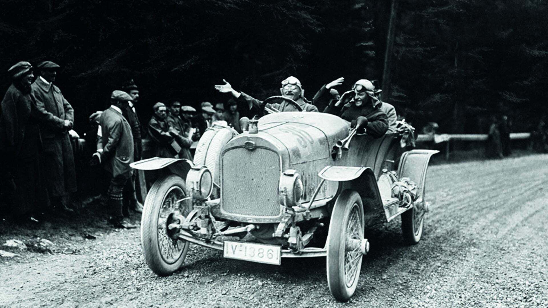Das Foto zeigt einen Audi Rennwagen auf der Strecke.