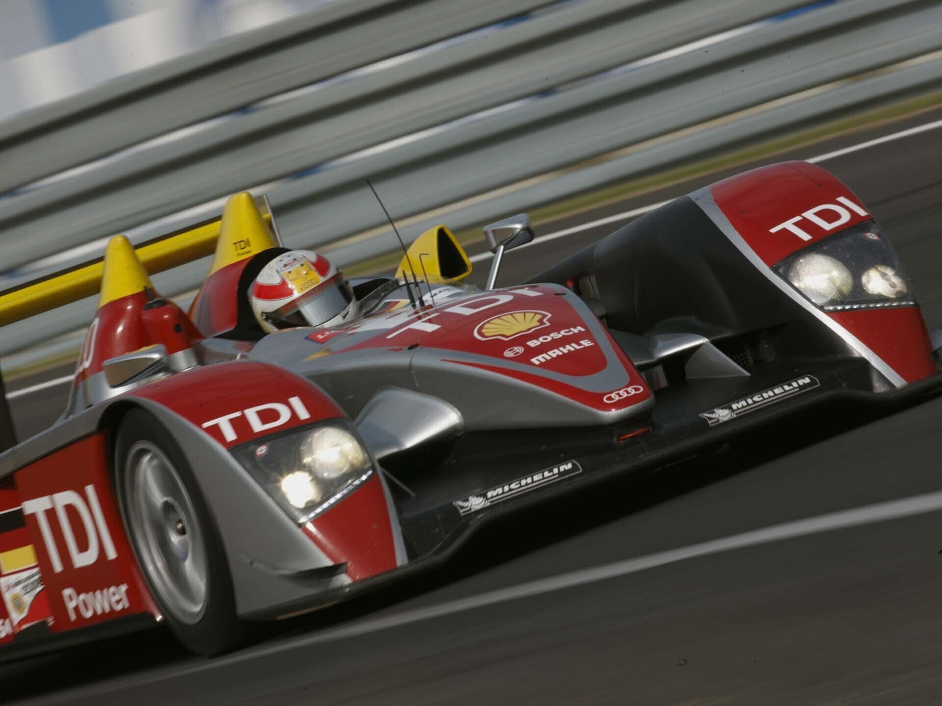 Das Foto zeigt den Audi R10 TDI-Rennwagen auf der Strecke in Le Mans im Jahr 2008.