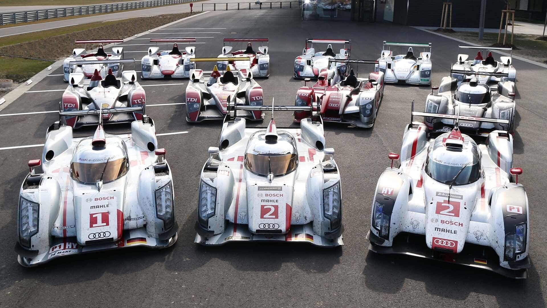 Das Foto zeigt alle 13 Audi Rennwagen, die die 24 Stunden von Le Mans gewonnen haben, aufgenommen in Neuburg an der Donau.