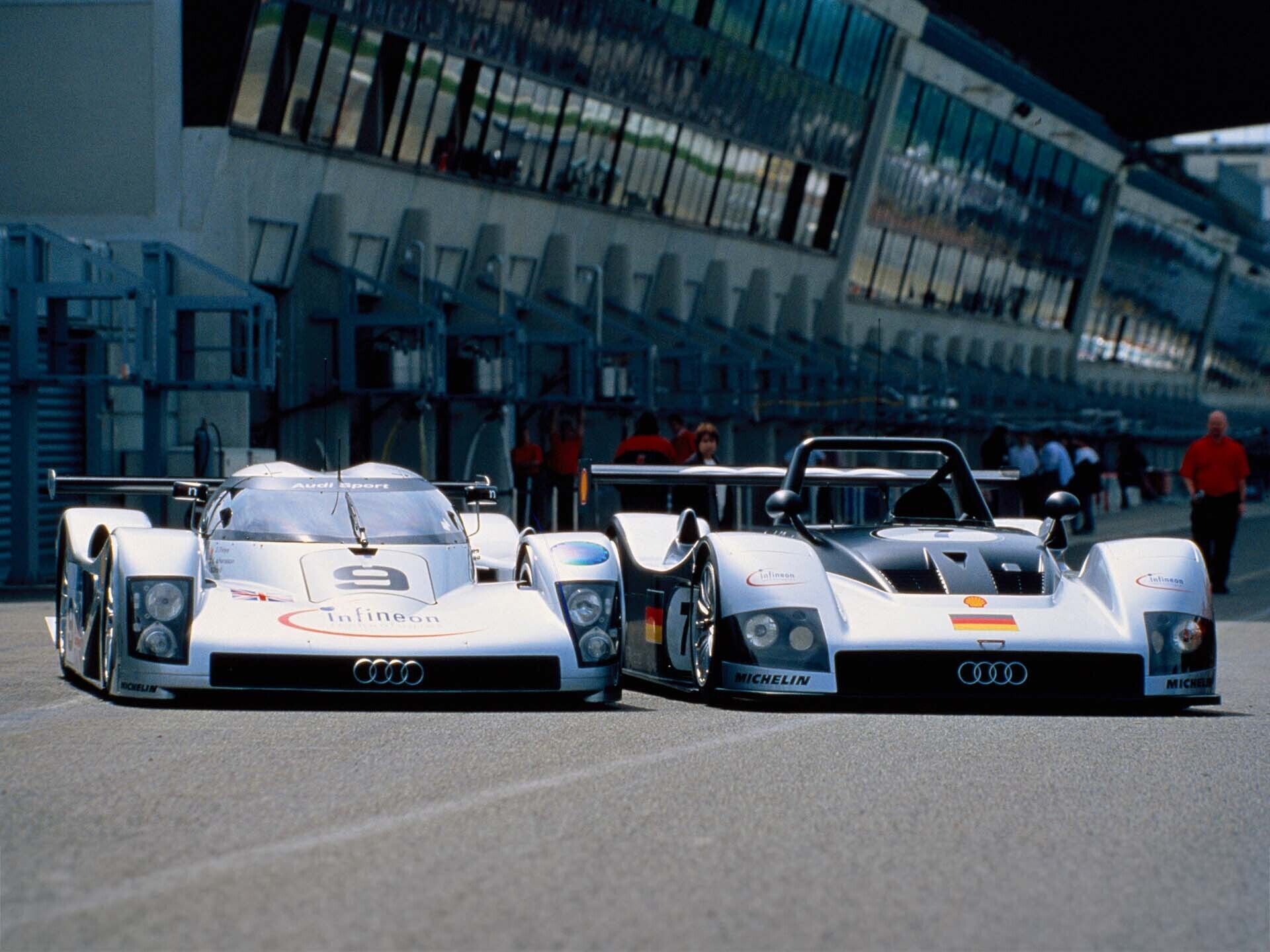 Das Foto zeigt die Audi R8C- und Audi R8R-Rennwagen in Le Mans im Jahr 1999.