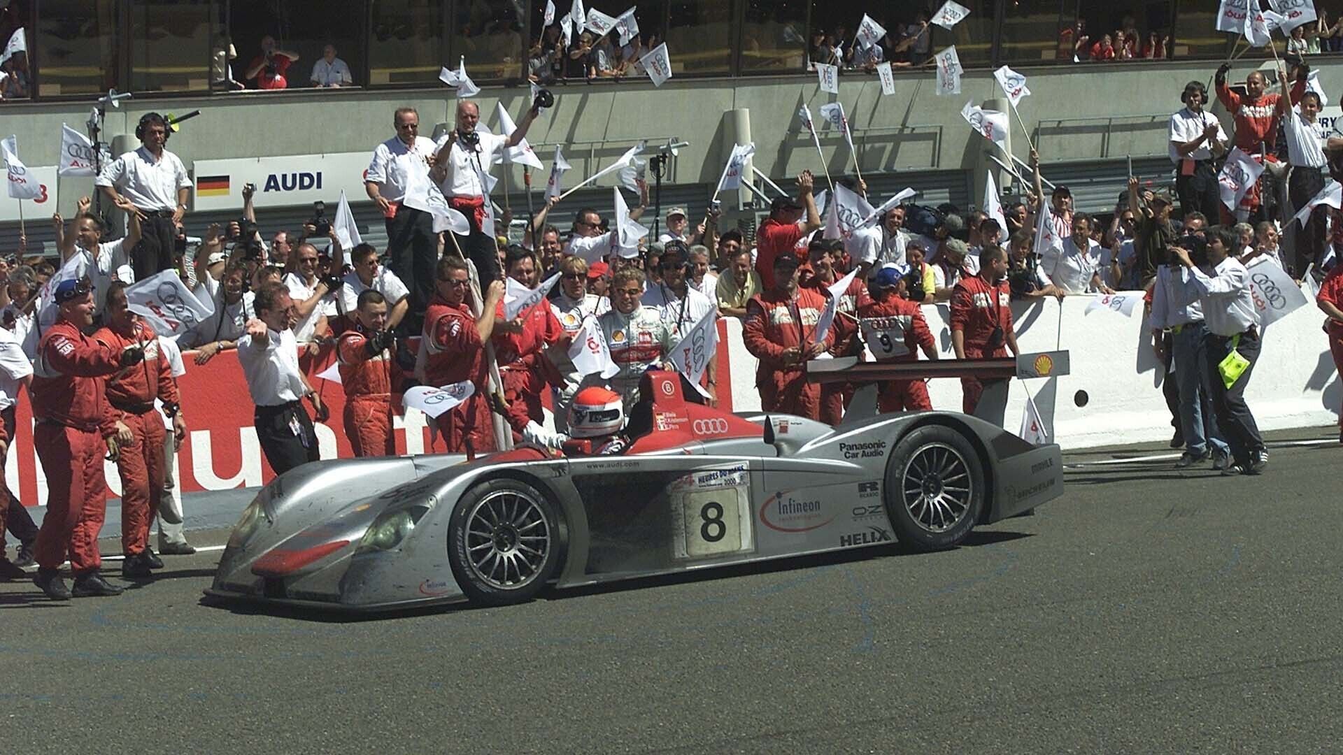 Das Foto zeigt den Sieg den Audi R8 in Le Mans im Jahr 2000.