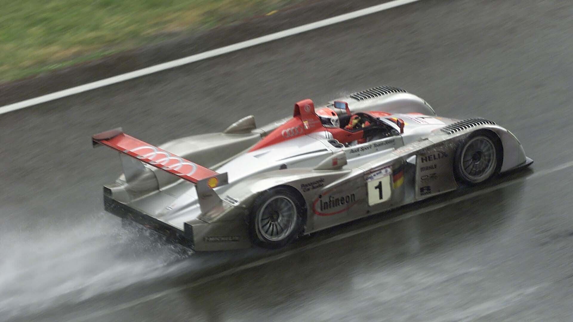 Das Foto zeigt den siegreichen Audi R8 im Regen in Le Mans 2001.