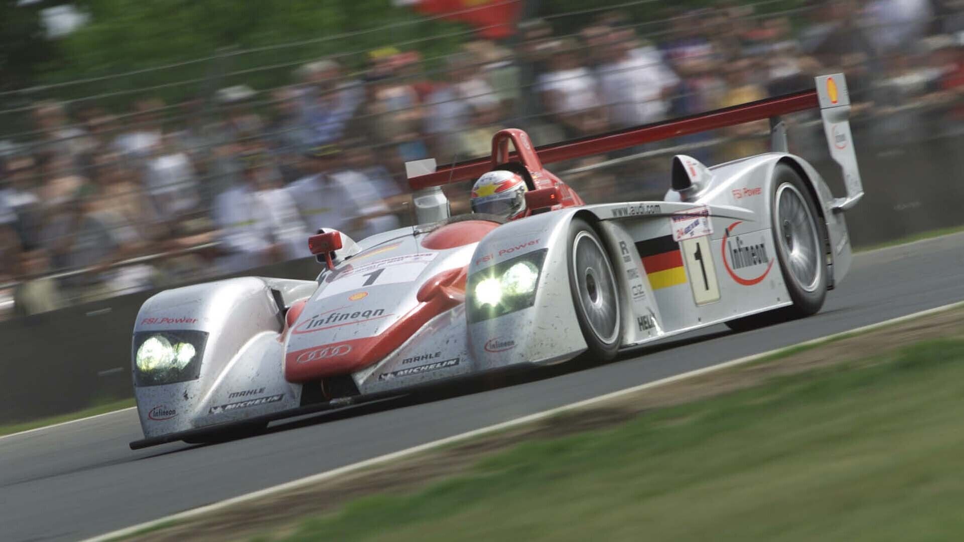 Das Foto zeigt den siegreichen Audi R8 auf der Strecke in Le Mans im Jahr 2002.