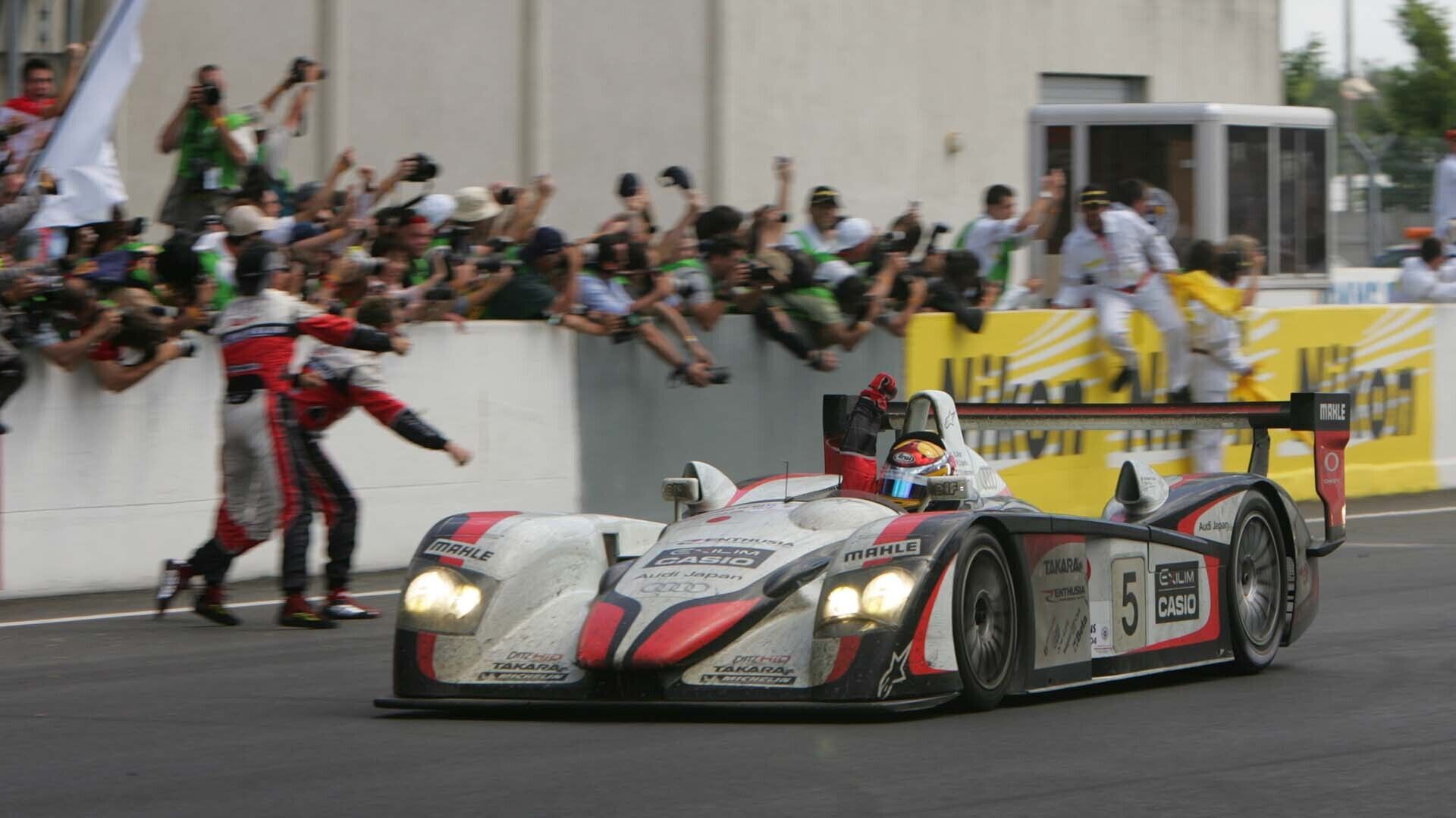 Das Foto zeigt den siegreichen Audi R8 in Le Mans im Jahr 2004.