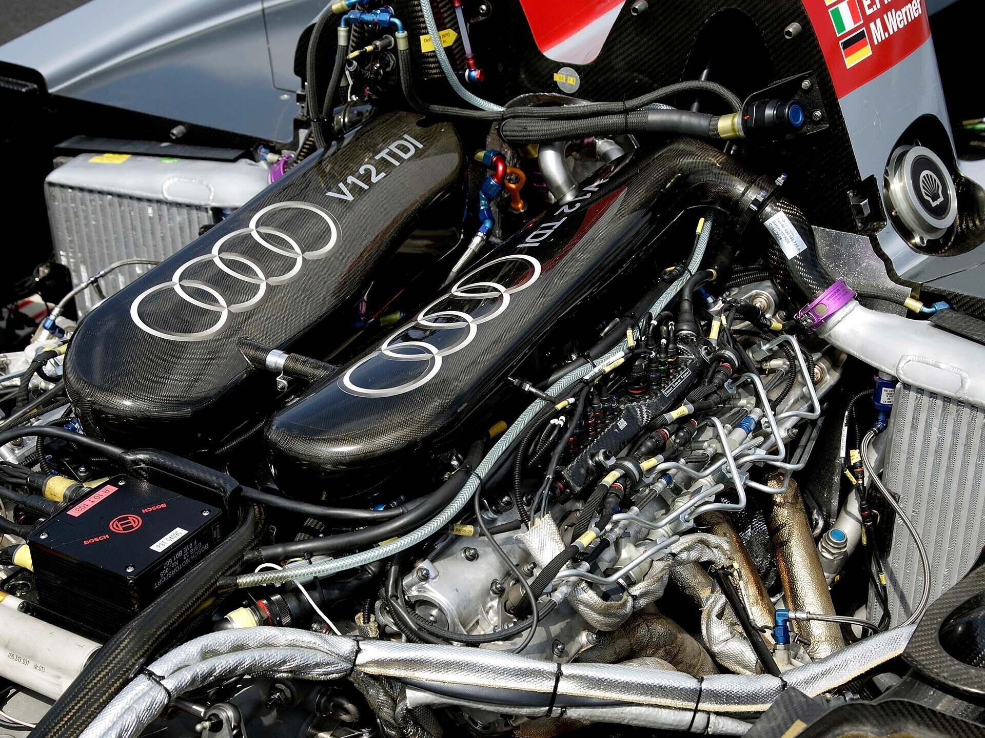 Das Foto zeigt den V12-Motor des Audi R10 TDI.