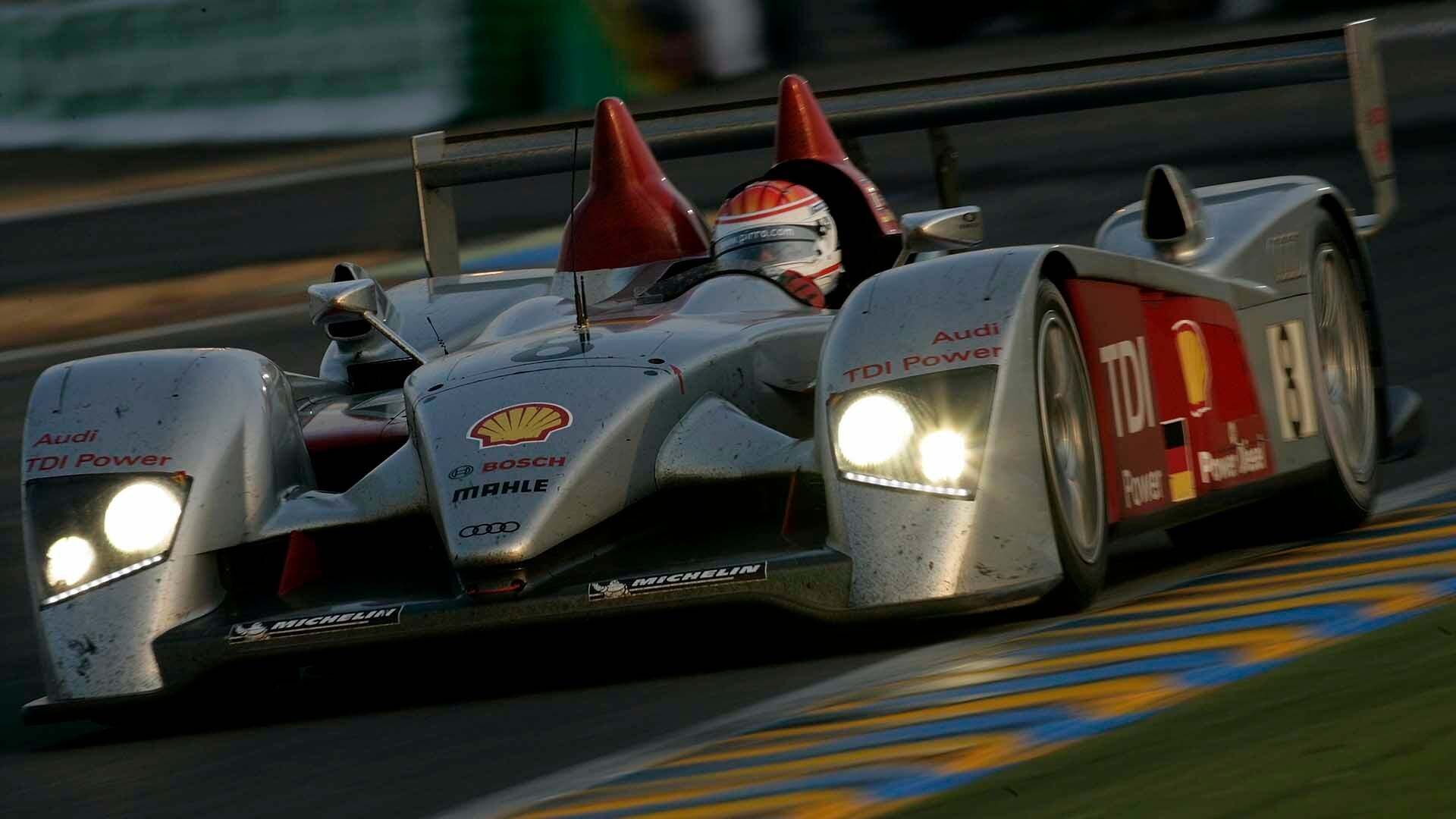 Das Foto zeigt den siegreichen Audi R10 TDI auf der Strecke in Le Mans im Jahr 2006.
